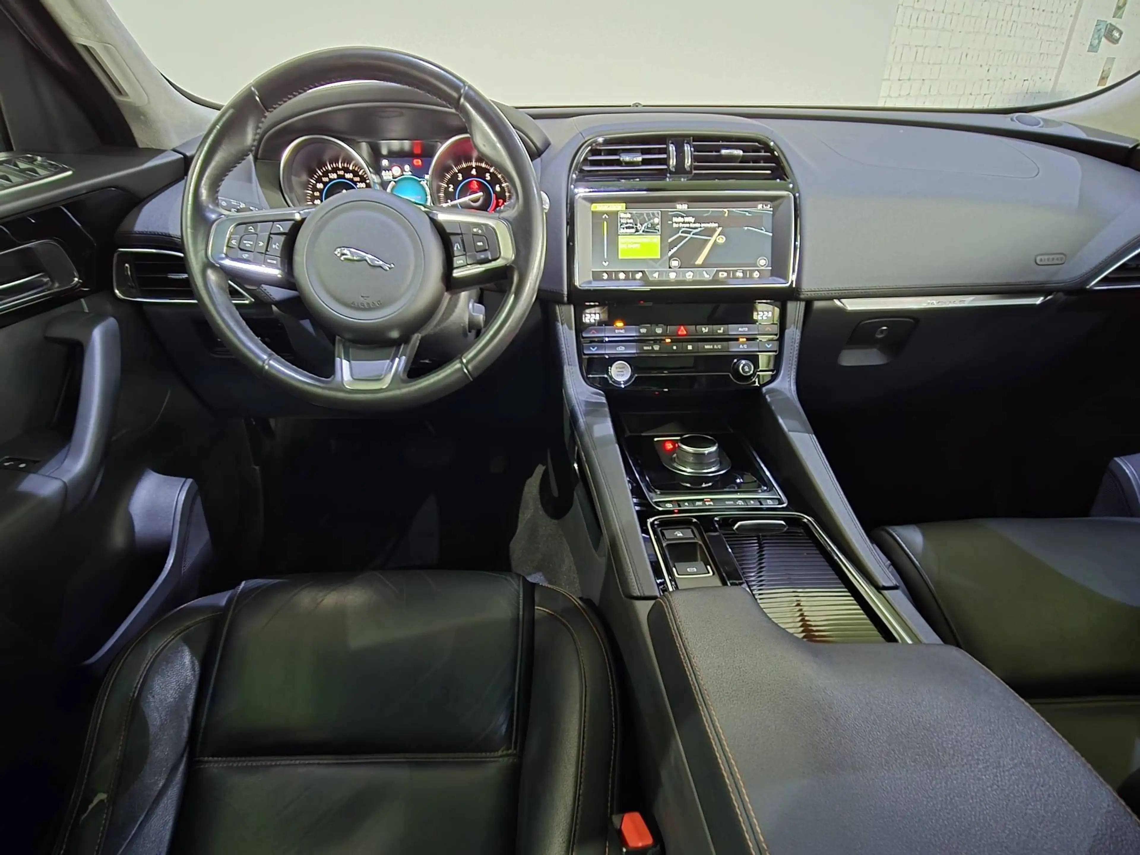 Jaguar F-Pace 2,0 T Prestige AWD, Pano, Meridian, AHK, Leder — photo 11