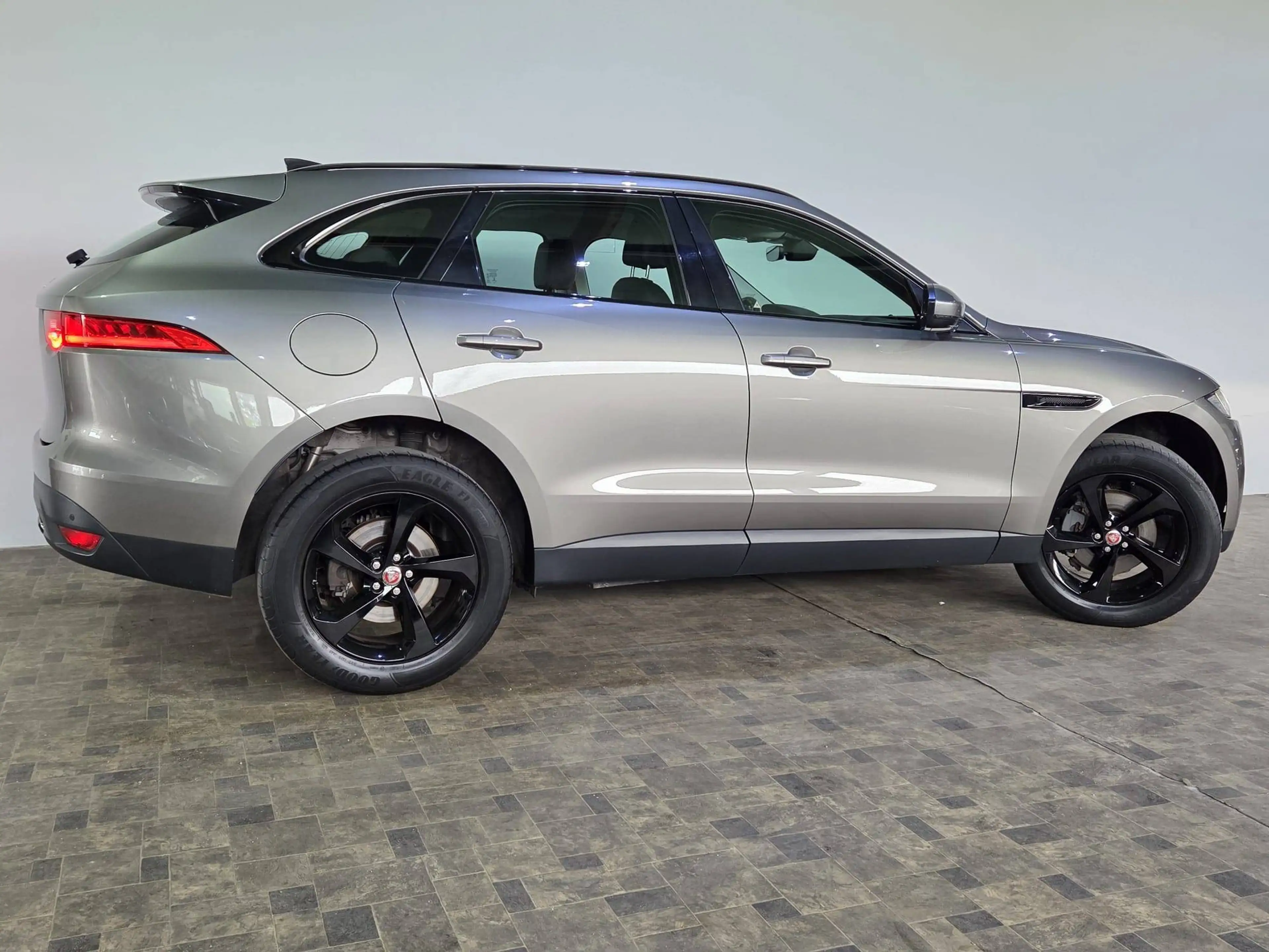 Jaguar F-Pace 2,0 T Prestige AWD, Pano, Meridian, AHK, Leder — photo 4