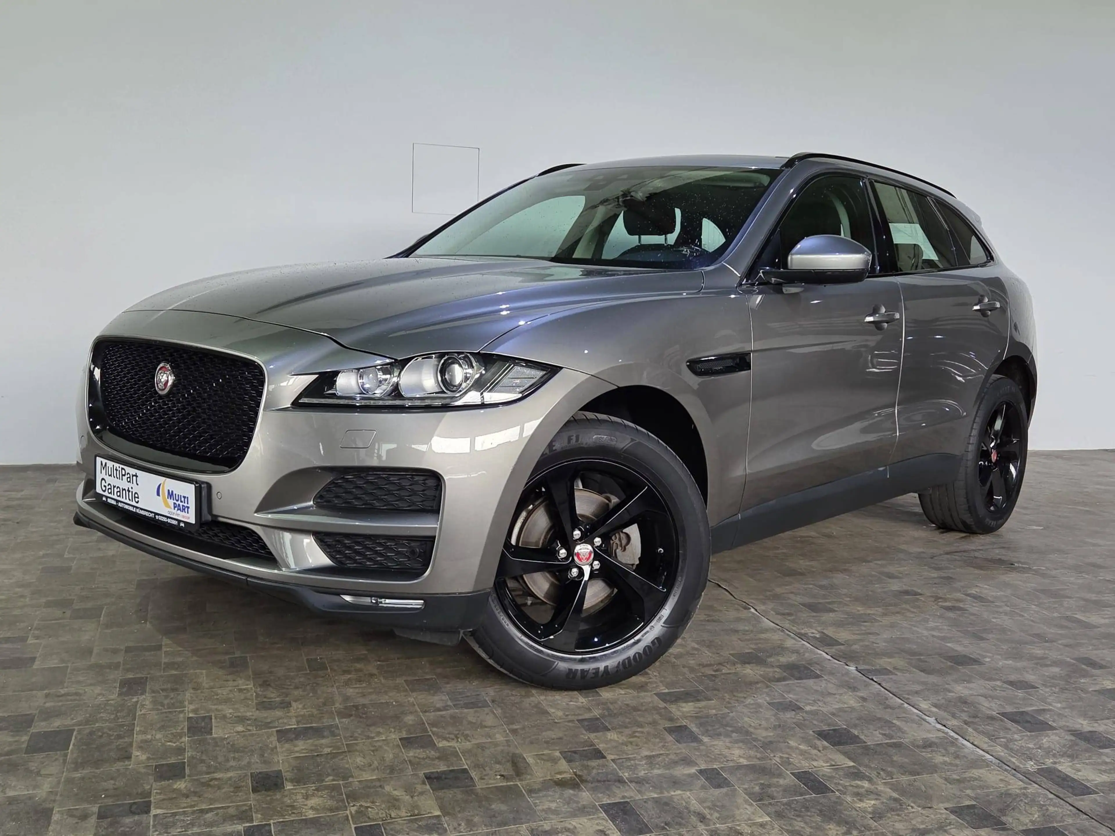 Jaguar F-Pace 2,0 T Prestige AWD, Pano, Meridian, AHK, Leder — photo 2