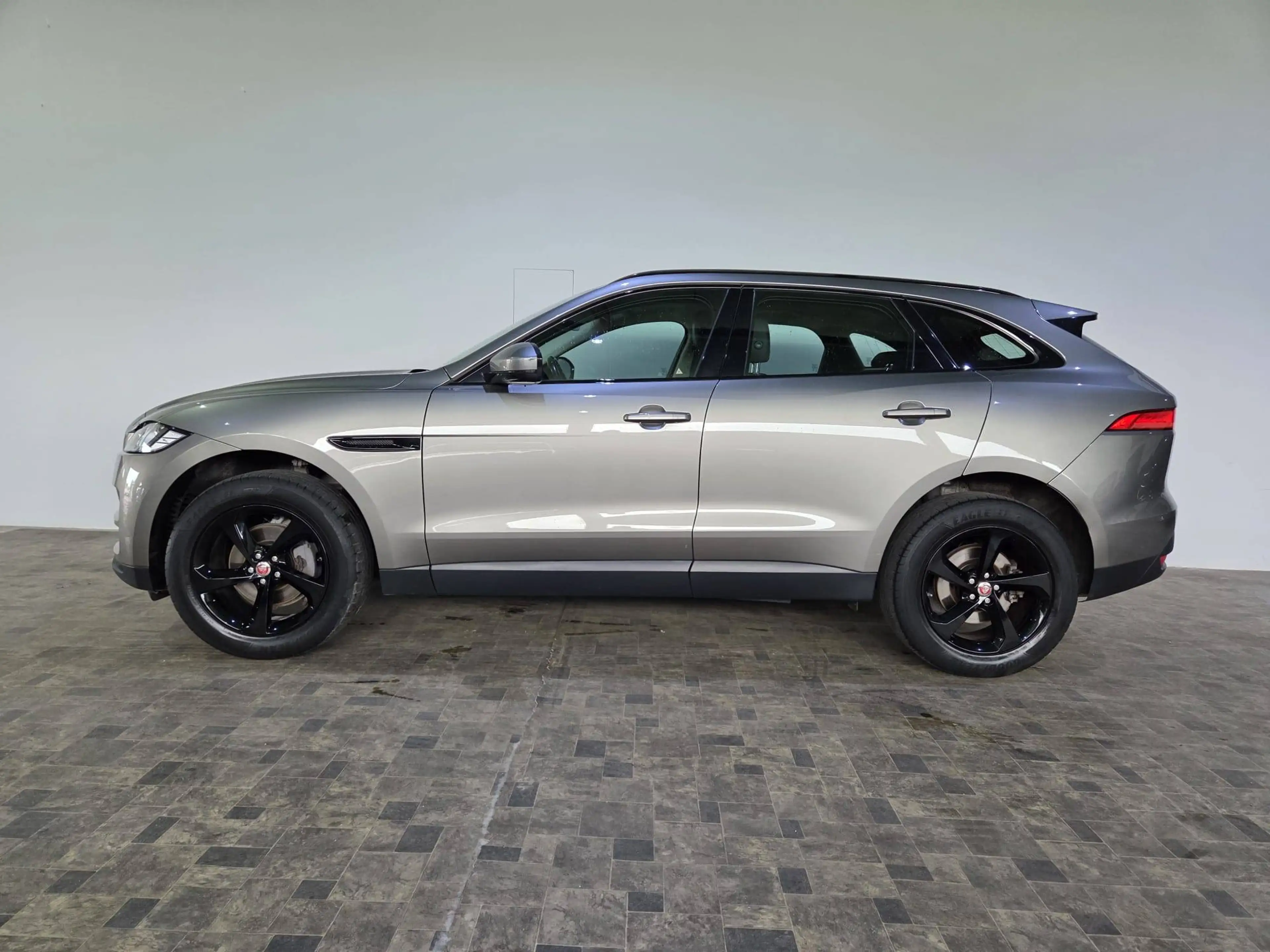 Jaguar F-Pace 2,0 T Prestige AWD, Pano, Meridian, AHK, Leder — photo 8