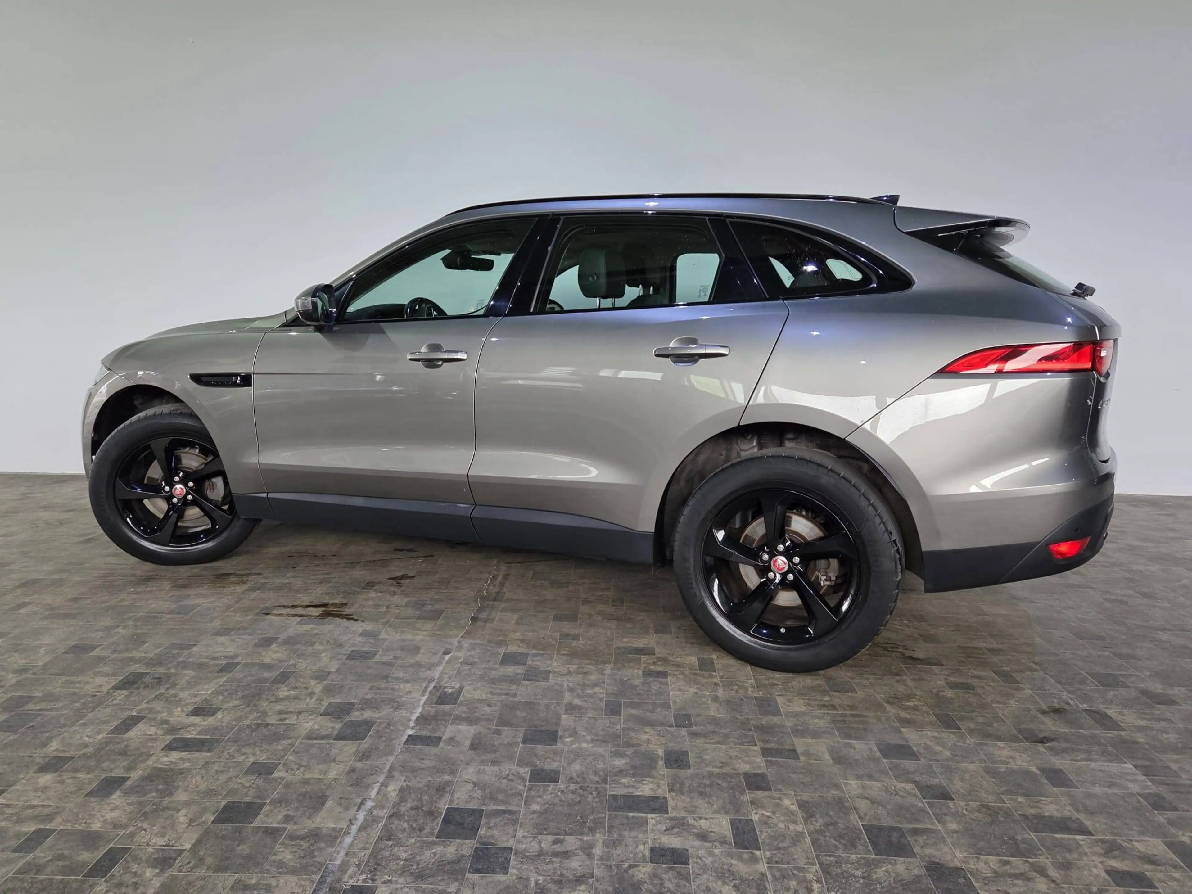 Jaguar F-Pace 2,0 T Prestige AWD, Pano, Meridian, AHK, Leder — photo 9