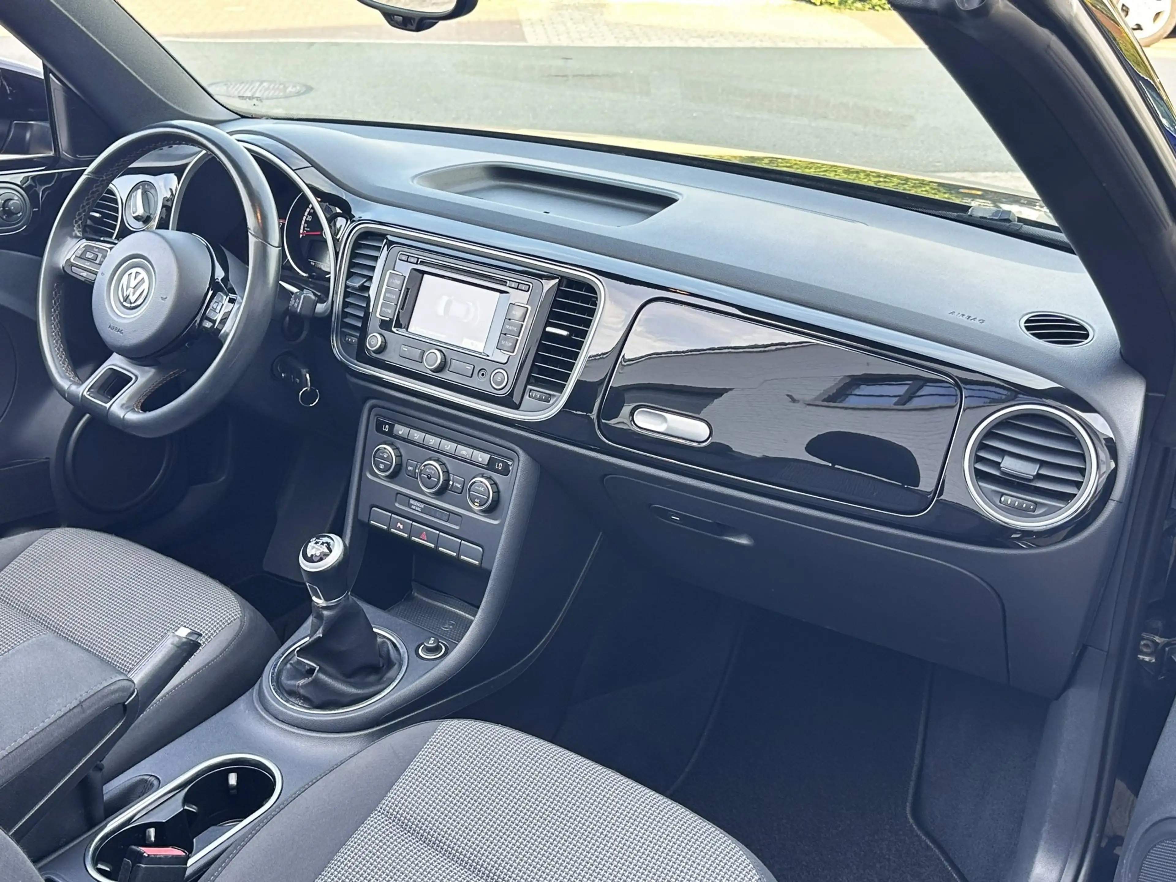 Volkswagen Beetle Cabriolet 1.2 TSI Cup Clima PDC Navi Cruise — photo 15