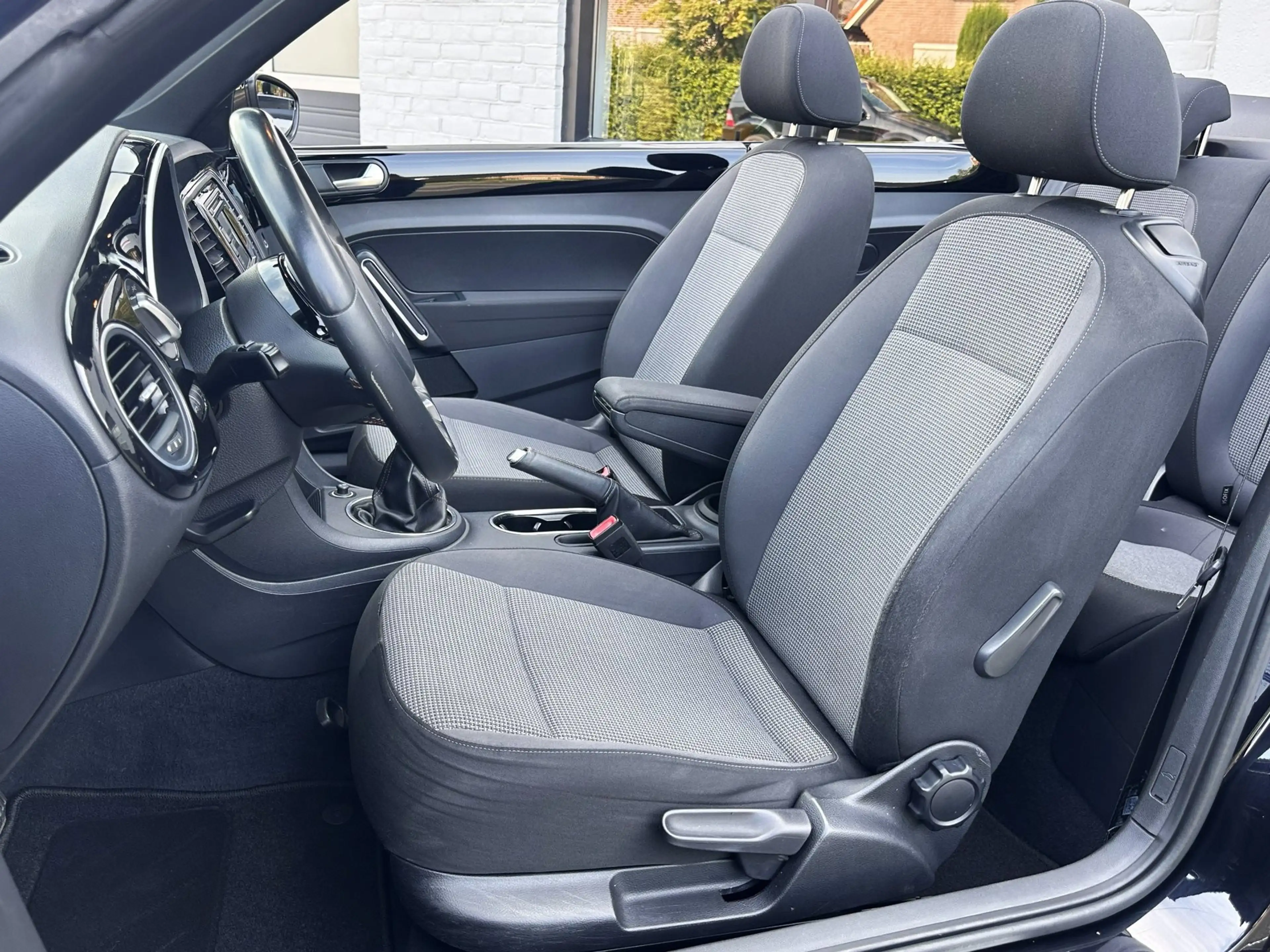 Volkswagen Beetle Cabriolet 1.2 TSI Cup Clima PDC Navi Cruise — photo 12