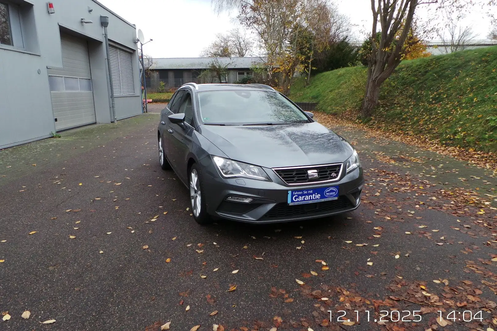 SEAT Leon ST FR 2.0TDI DSG 1Hd.NAVI,AHK,PDC,PANO, ACC Grau - 2