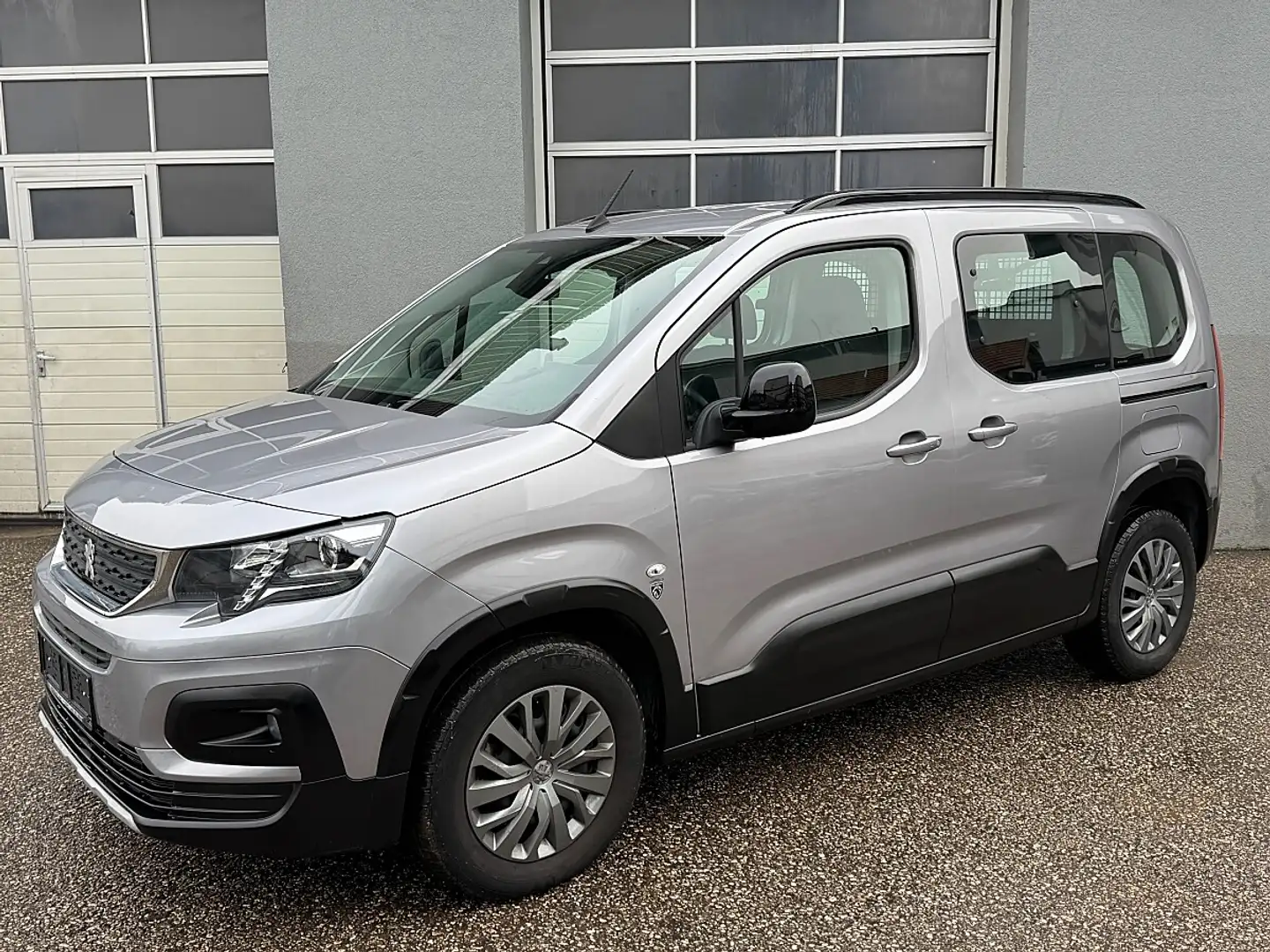 Peugeot Rifter 1,5 BlueHDI Active Grau - 1