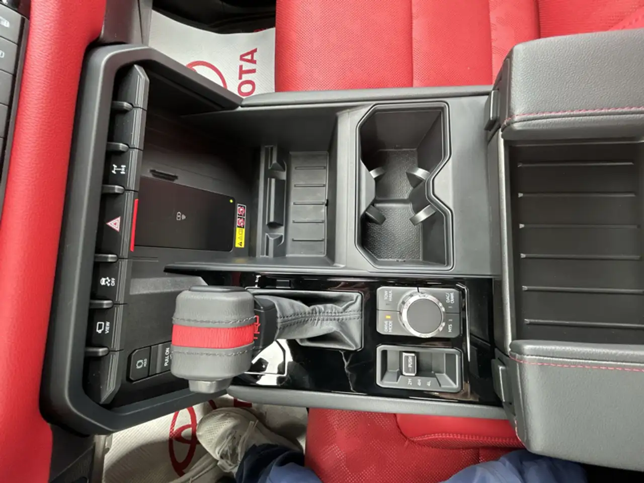 Toyota Sequoia photo Toyota Sequoia