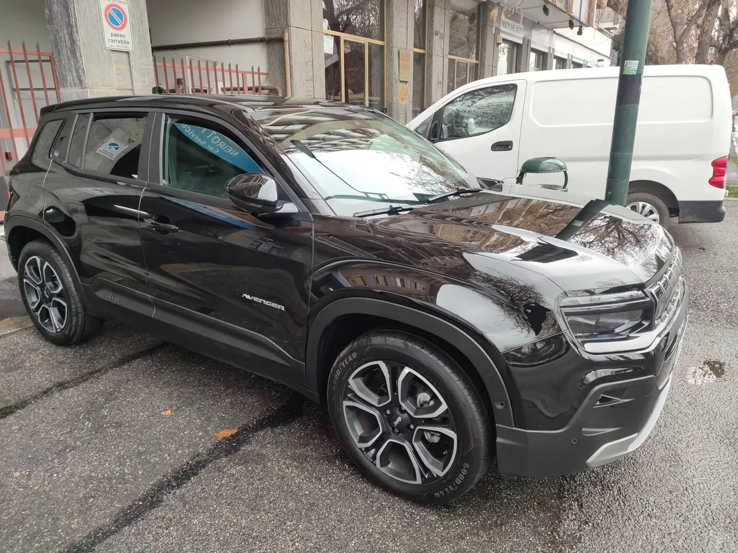 Jeep Avenger 1.2 turbo Summit fwd 100cv Zwart - 1
