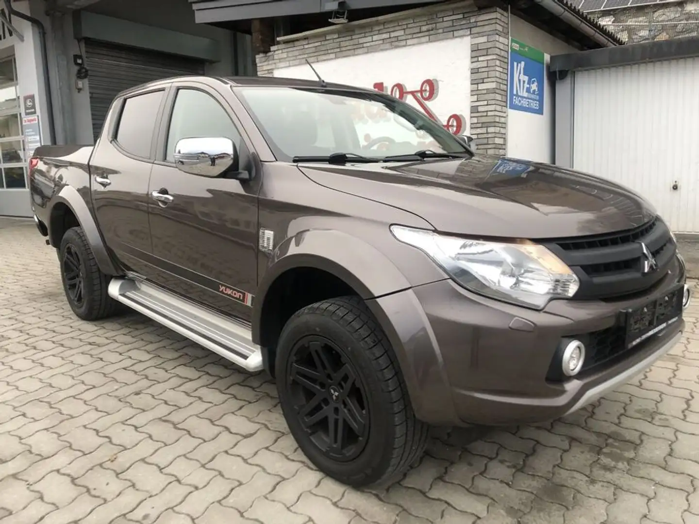Mitsubishi L200 2,4 DI-D 4WD Doppelkabine Intense YUCON smeđa - 2