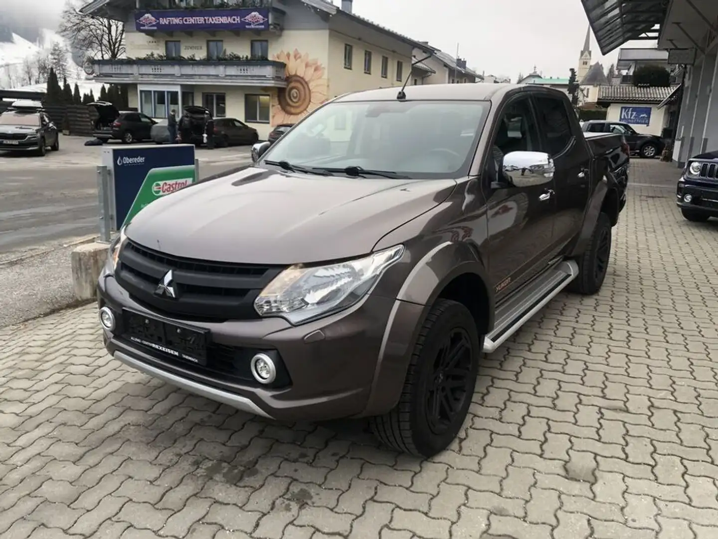Mitsubishi L200 2,4 DI-D 4WD Doppelkabine Intense YUCON Marrón - 1