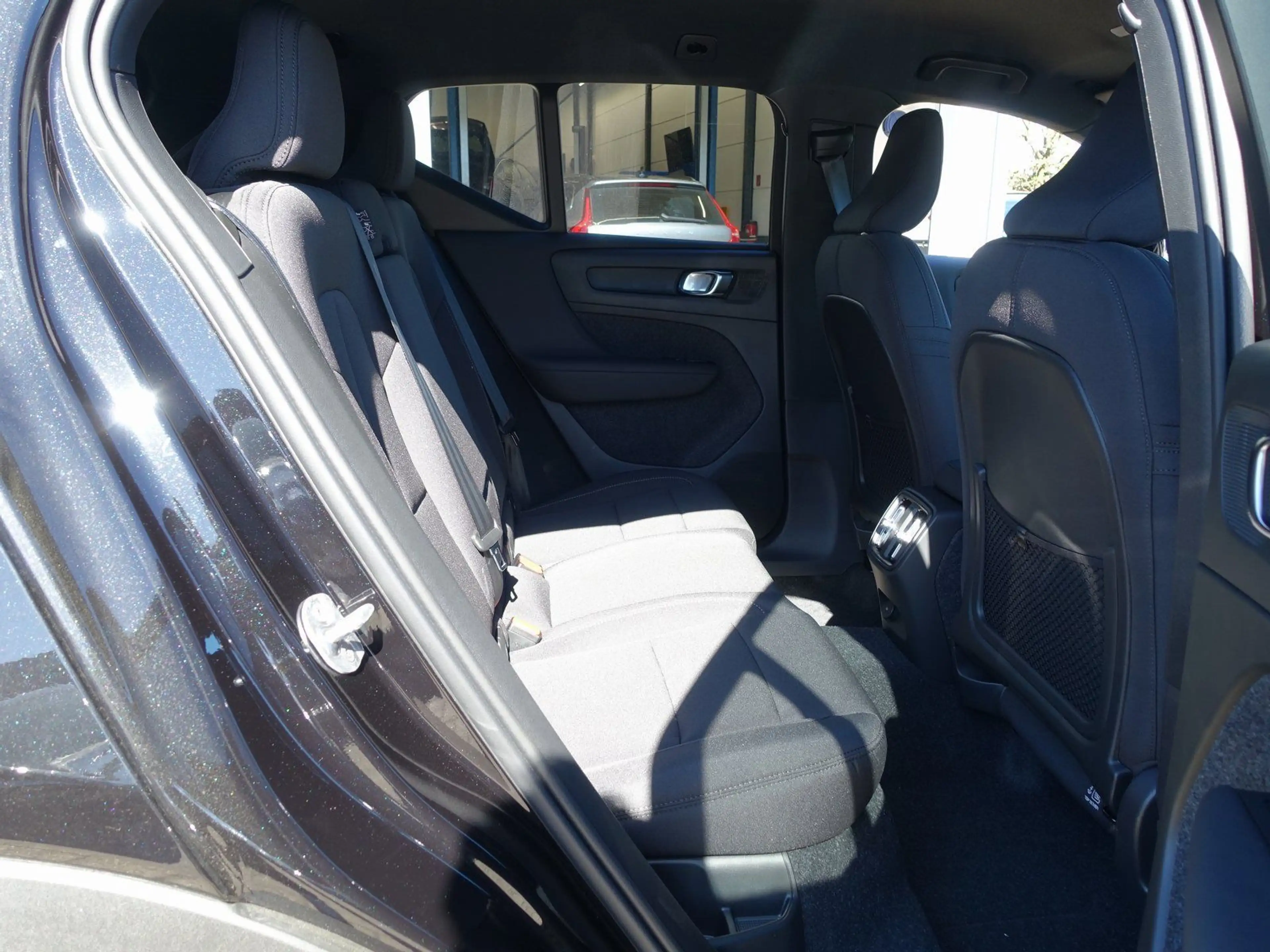 Volvo EX40 Black Edition Single Extended Range/H&K/360 — photo 11