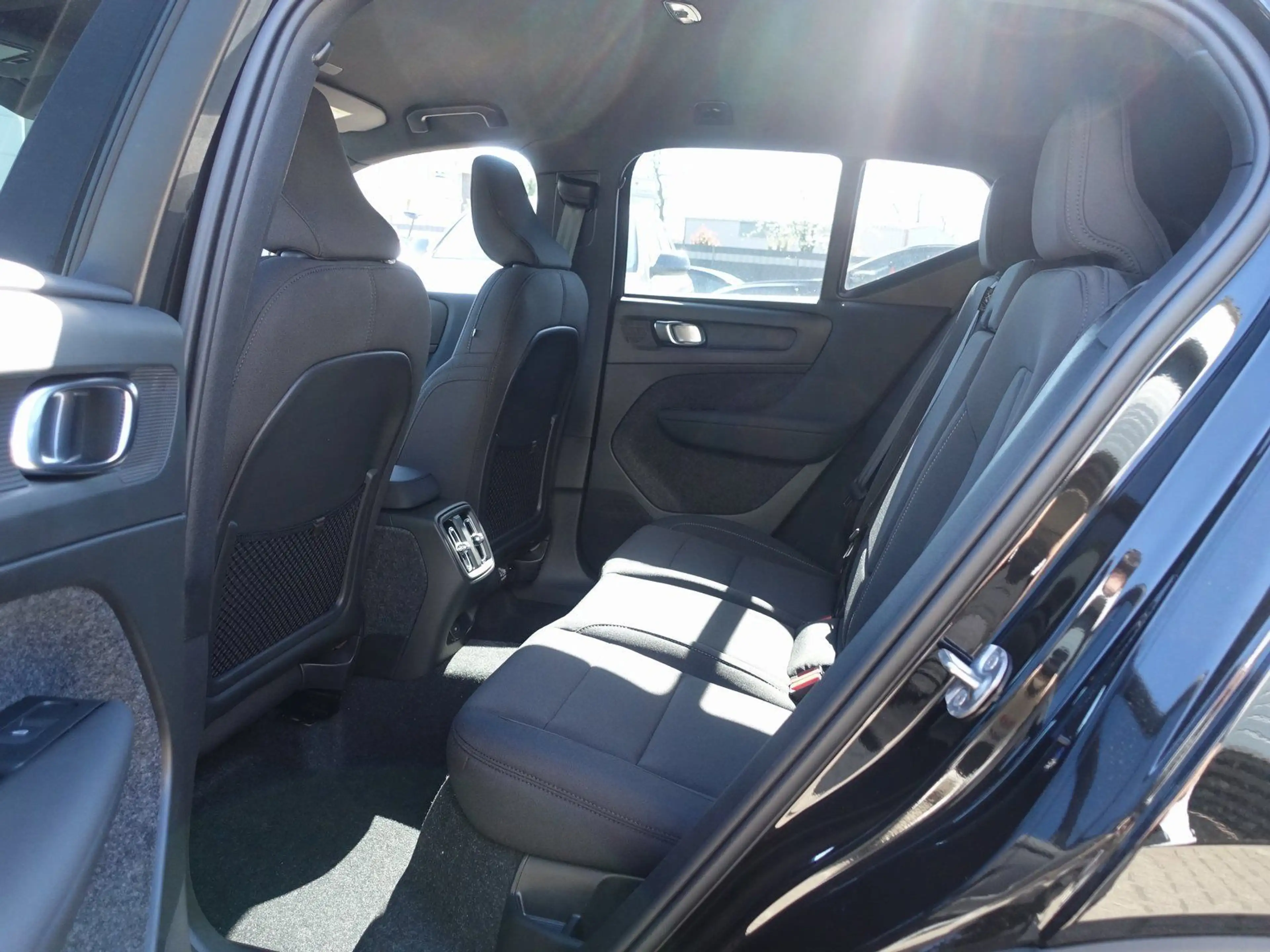 Volvo EX40 Black Edition Single Extended Range/H&K/360 — photo 9