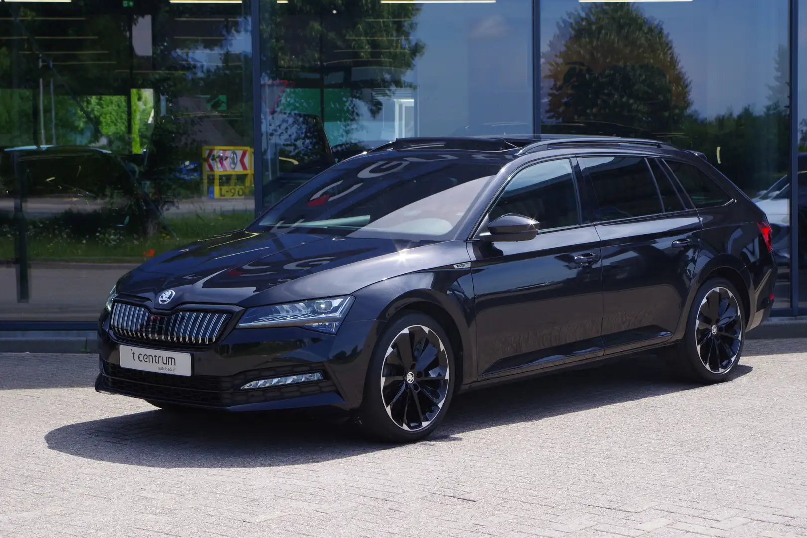 Skoda Superb Combi 1.4 TSI iV Sportline Business 218 PK PHEV, P Zwart - 1