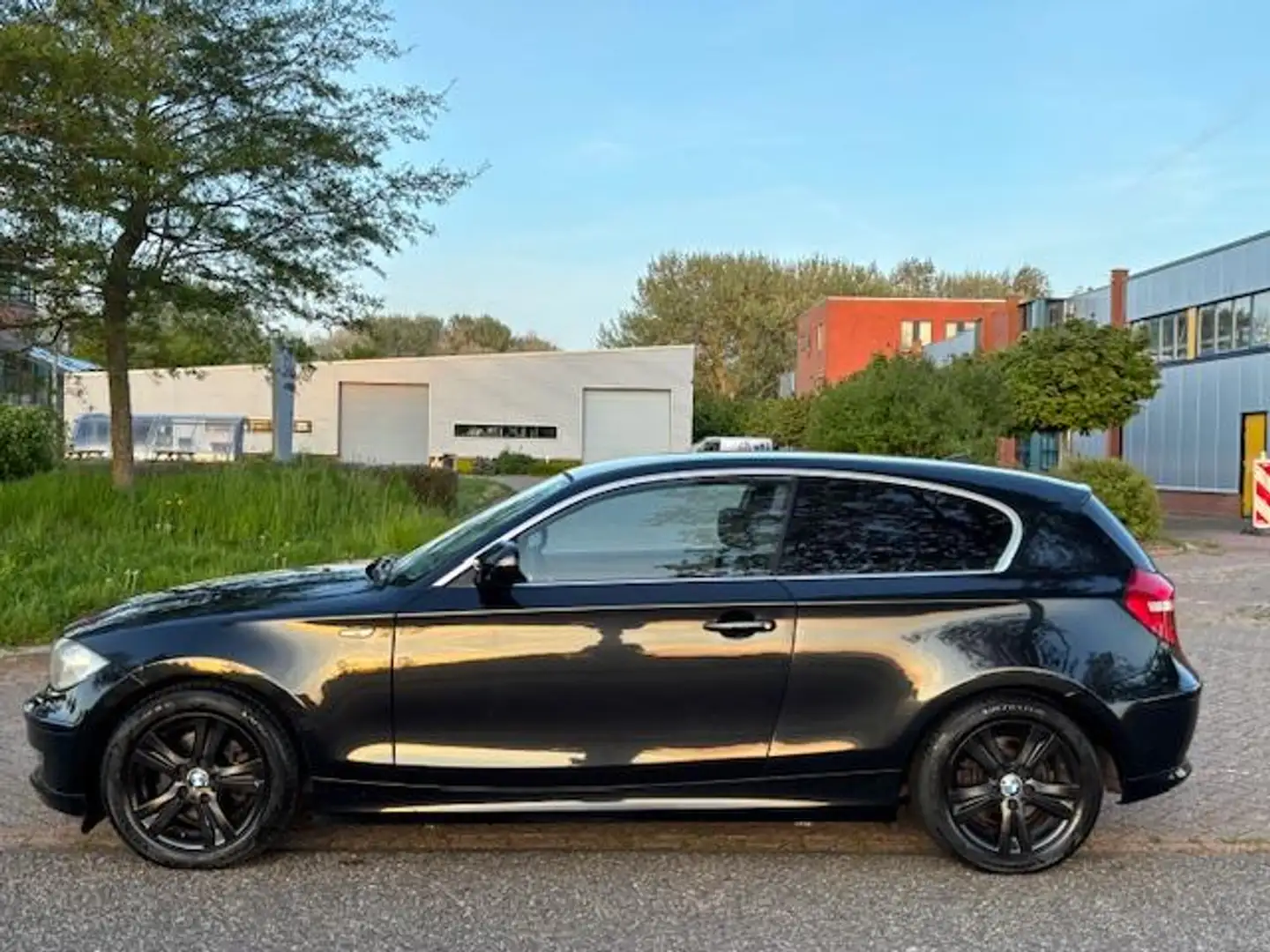 BMW 118 1-serie 118i EffDyn. Ed. Business Line Ultimate Ed Schwarz - 2