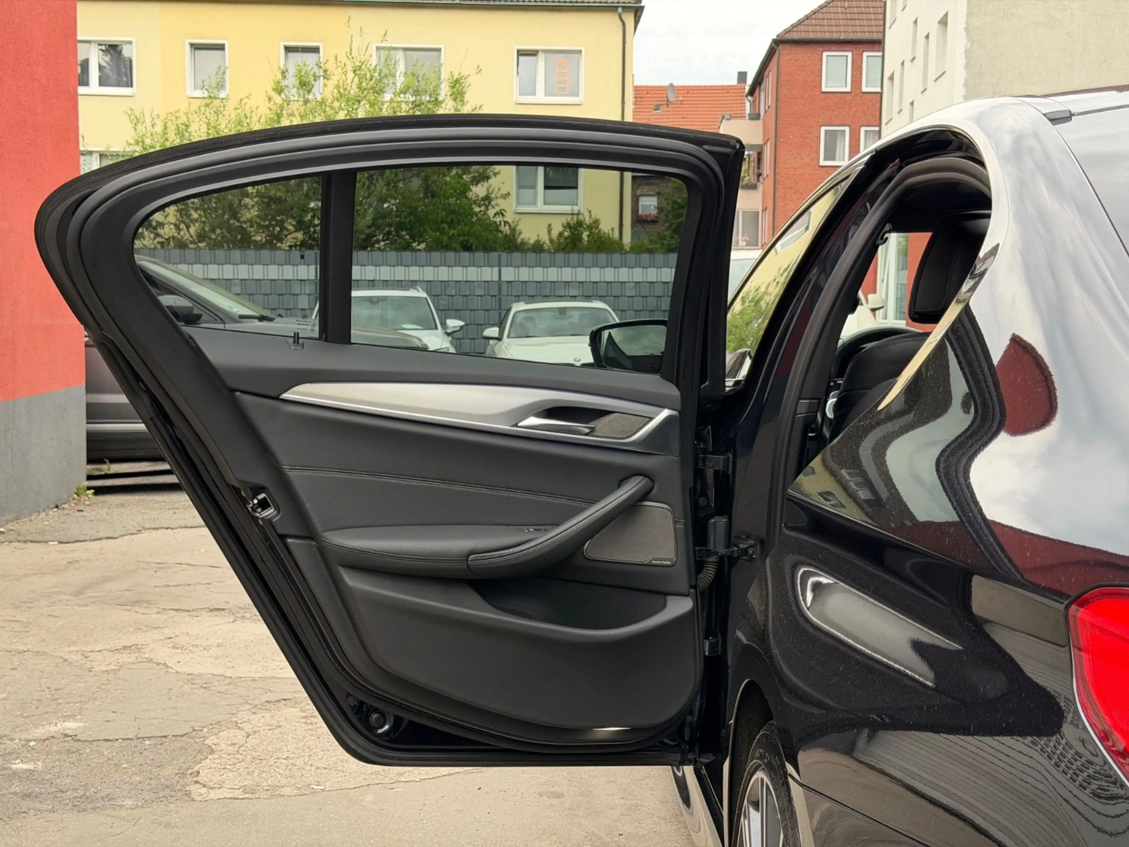 BMW 550 d xDrive GLASDACH/MEMORY/SOFT-CLOSE/HUD/ — photo 24