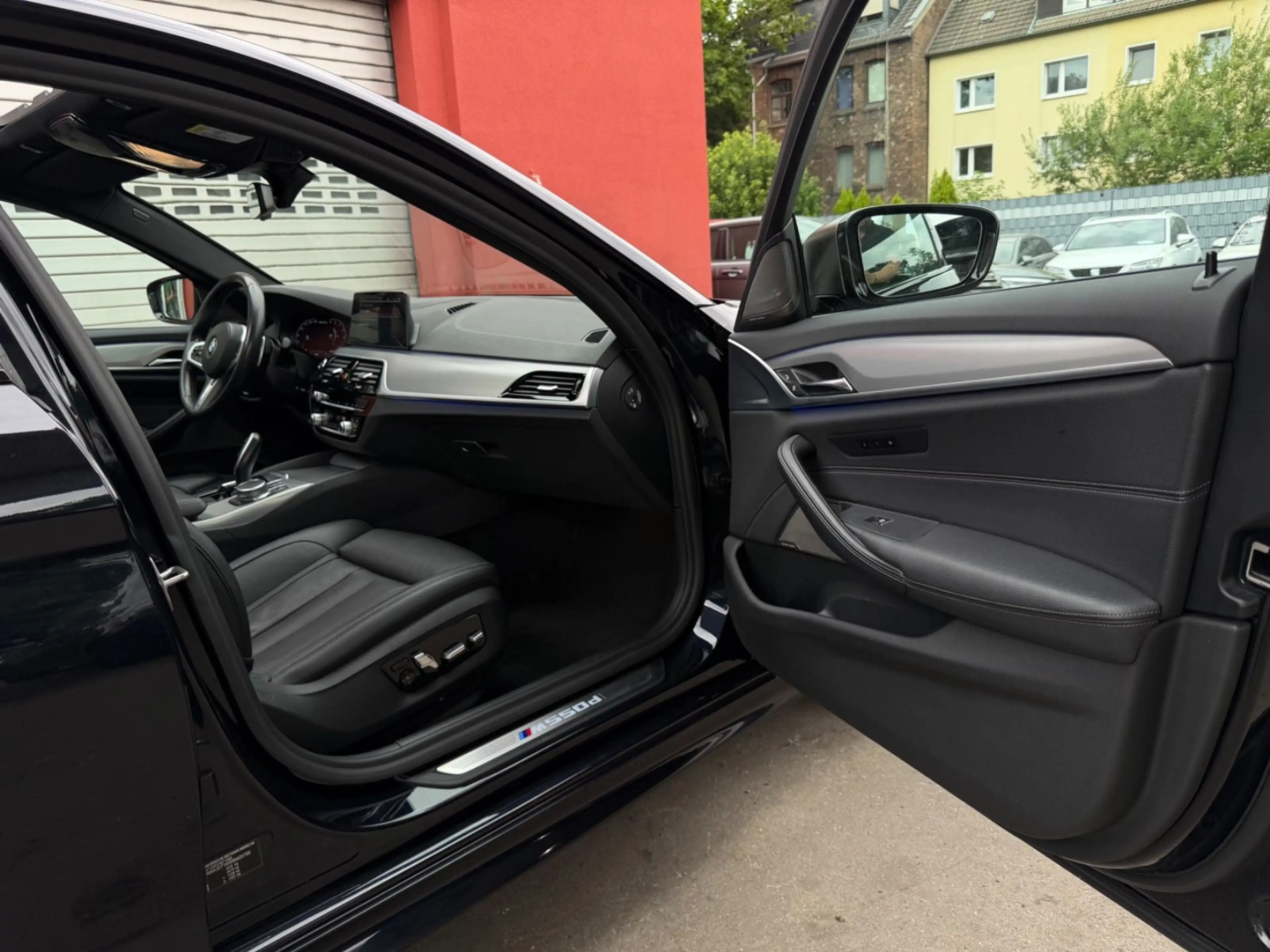 BMW 550 d xDrive GLASDACH/MEMORY/SOFT-CLOSE/HUD/ — photo 40