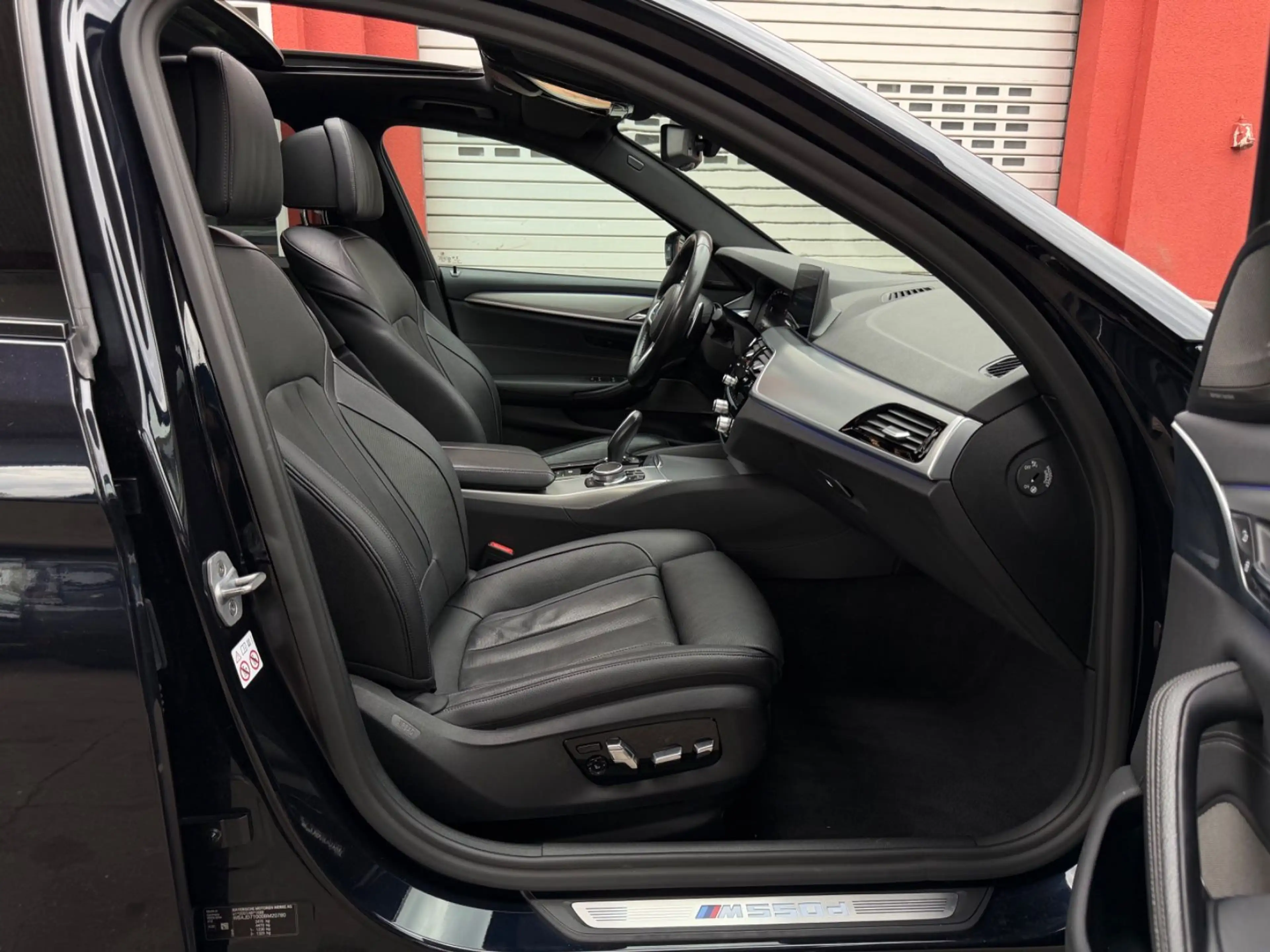 BMW 550 d xDrive GLASDACH/MEMORY/SOFT-CLOSE/HUD/ — photo 42