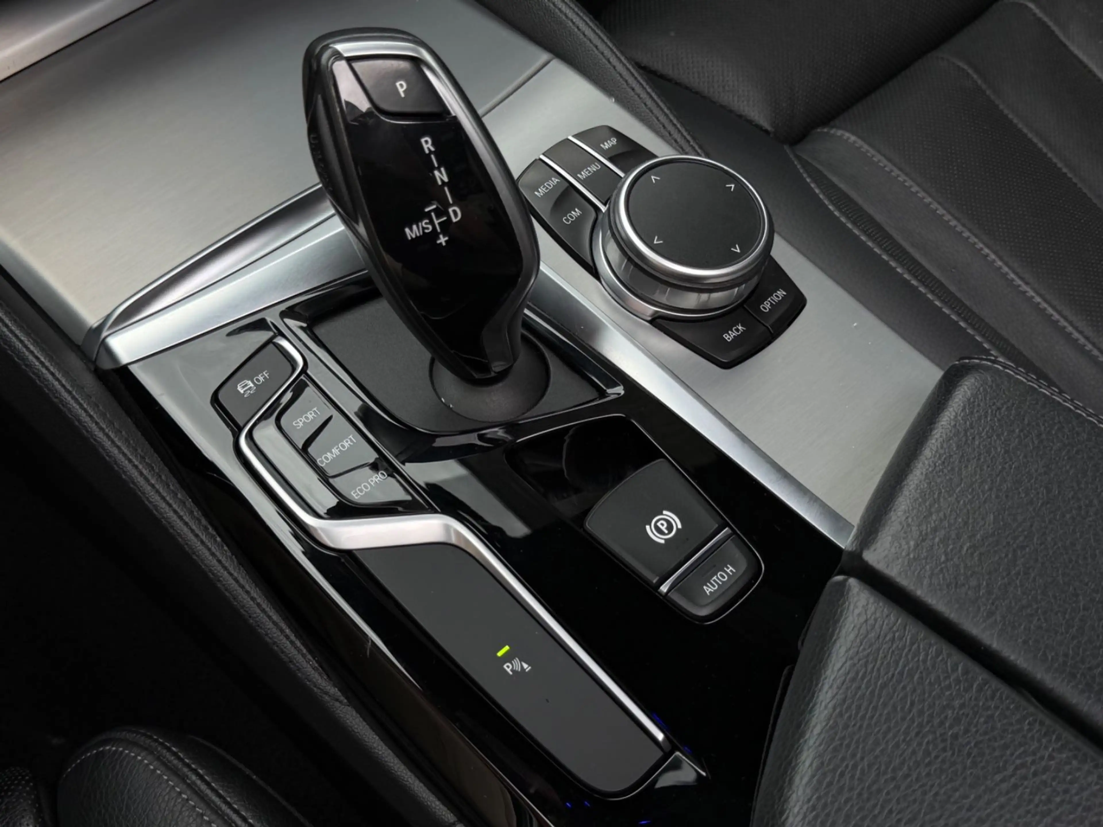 BMW 550 d xDrive GLASDACH/MEMORY/SOFT-CLOSE/HUD/ — photo 17