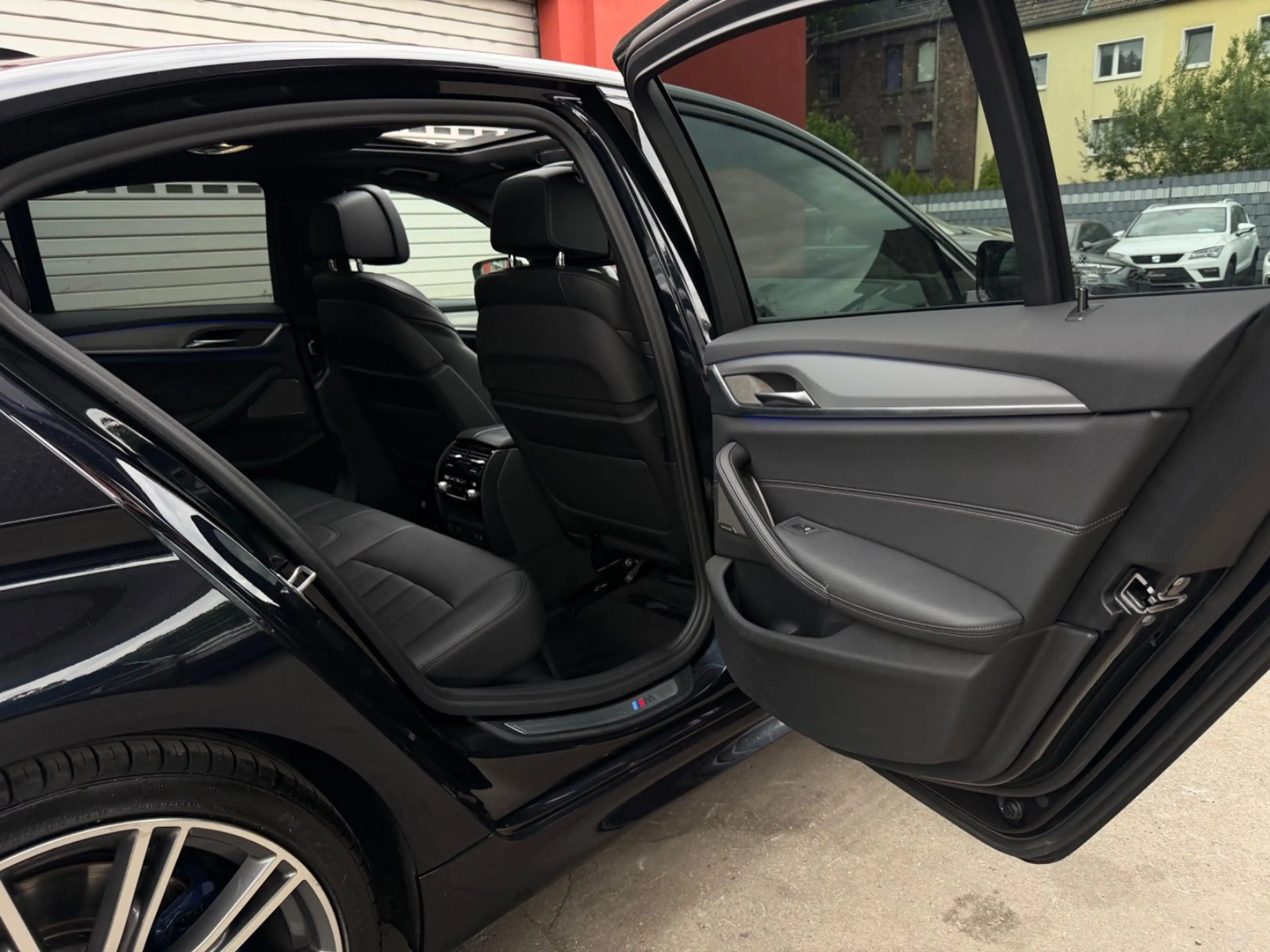 BMW 550 d xDrive GLASDACH/MEMORY/SOFT-CLOSE/HUD/ — photo 35