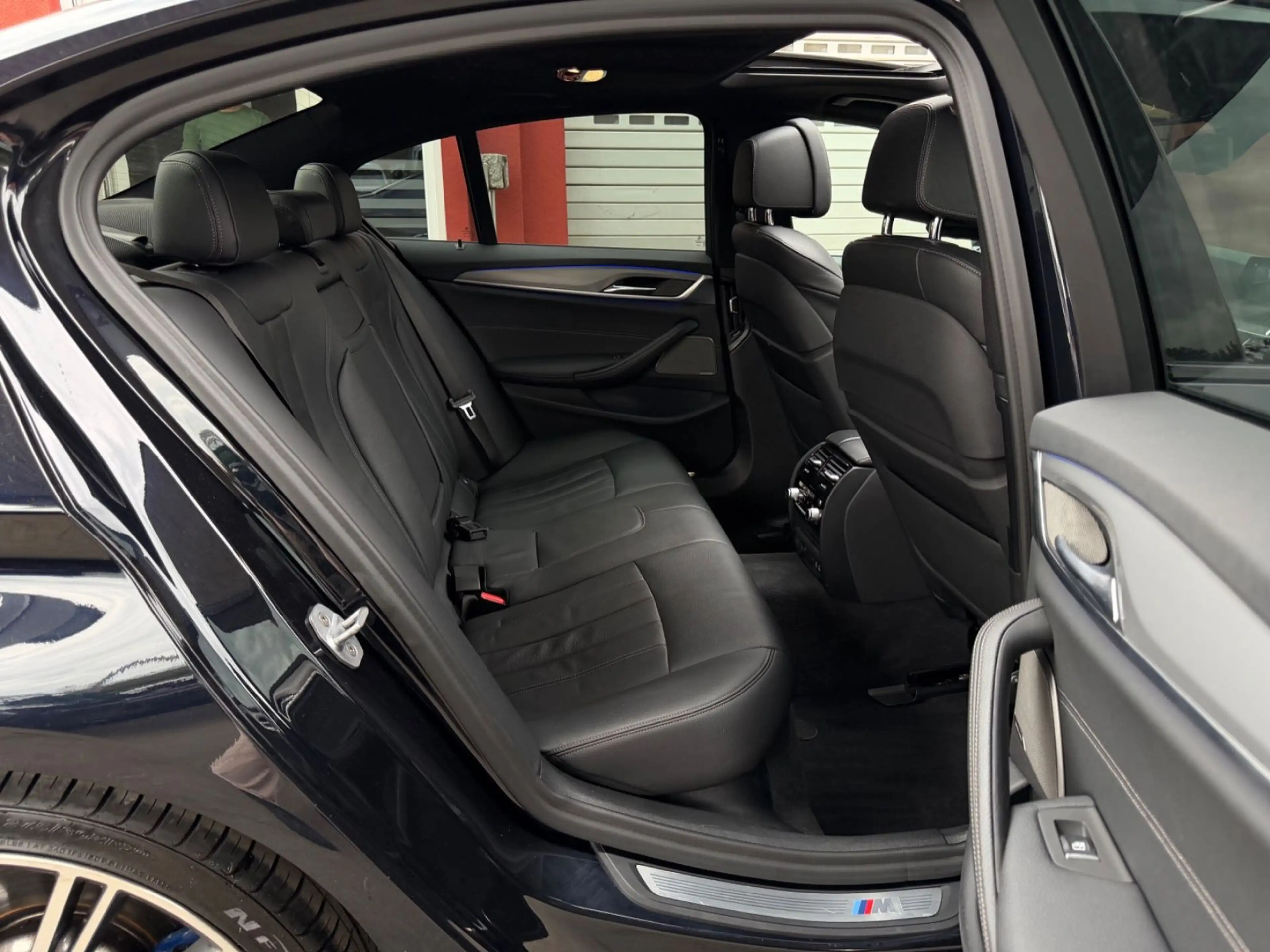 BMW 550 d xDrive GLASDACH/MEMORY/SOFT-CLOSE/HUD/ — photo 36