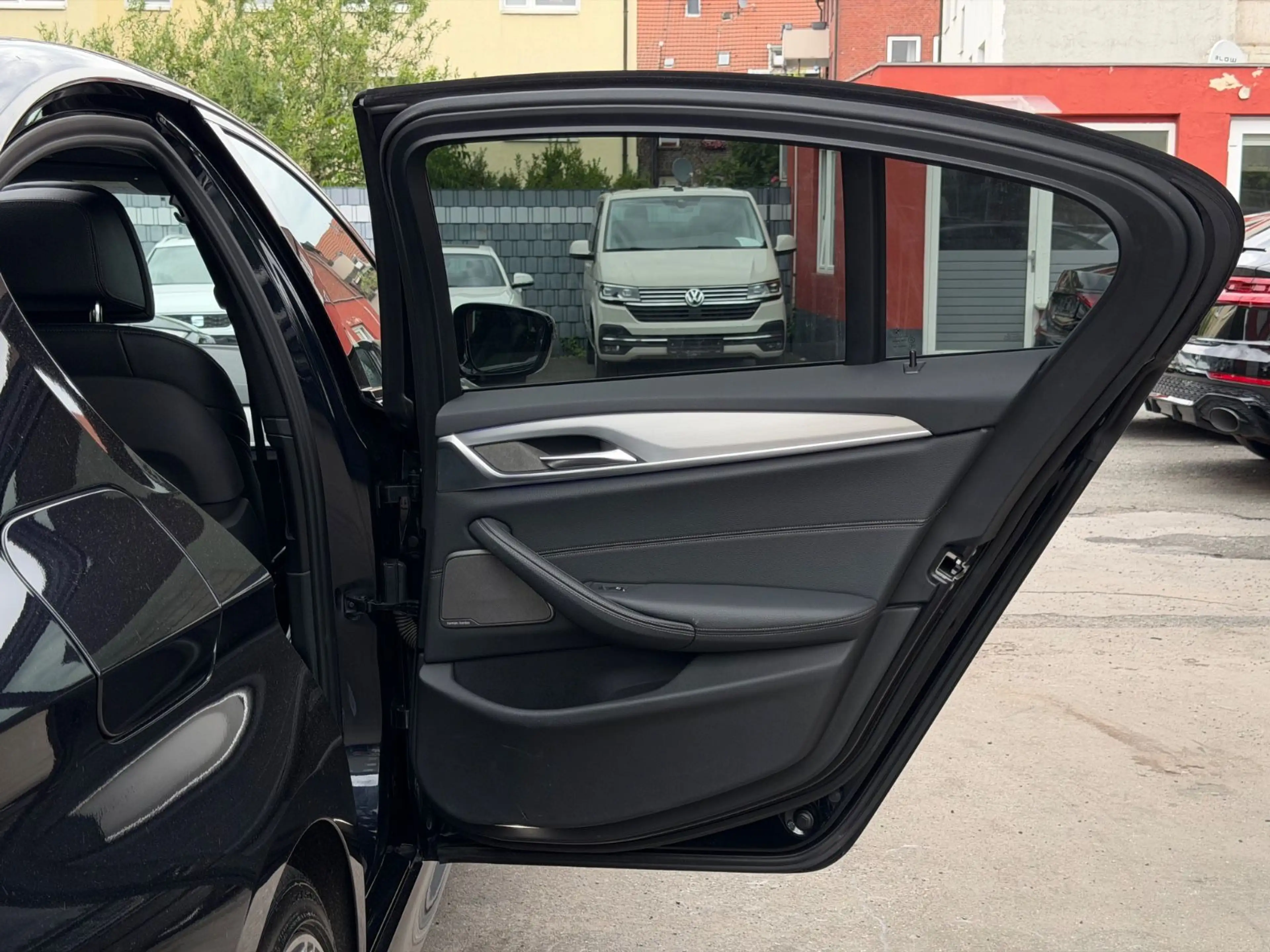BMW 550 d xDrive GLASDACH/MEMORY/SOFT-CLOSE/HUD/ — photo 34