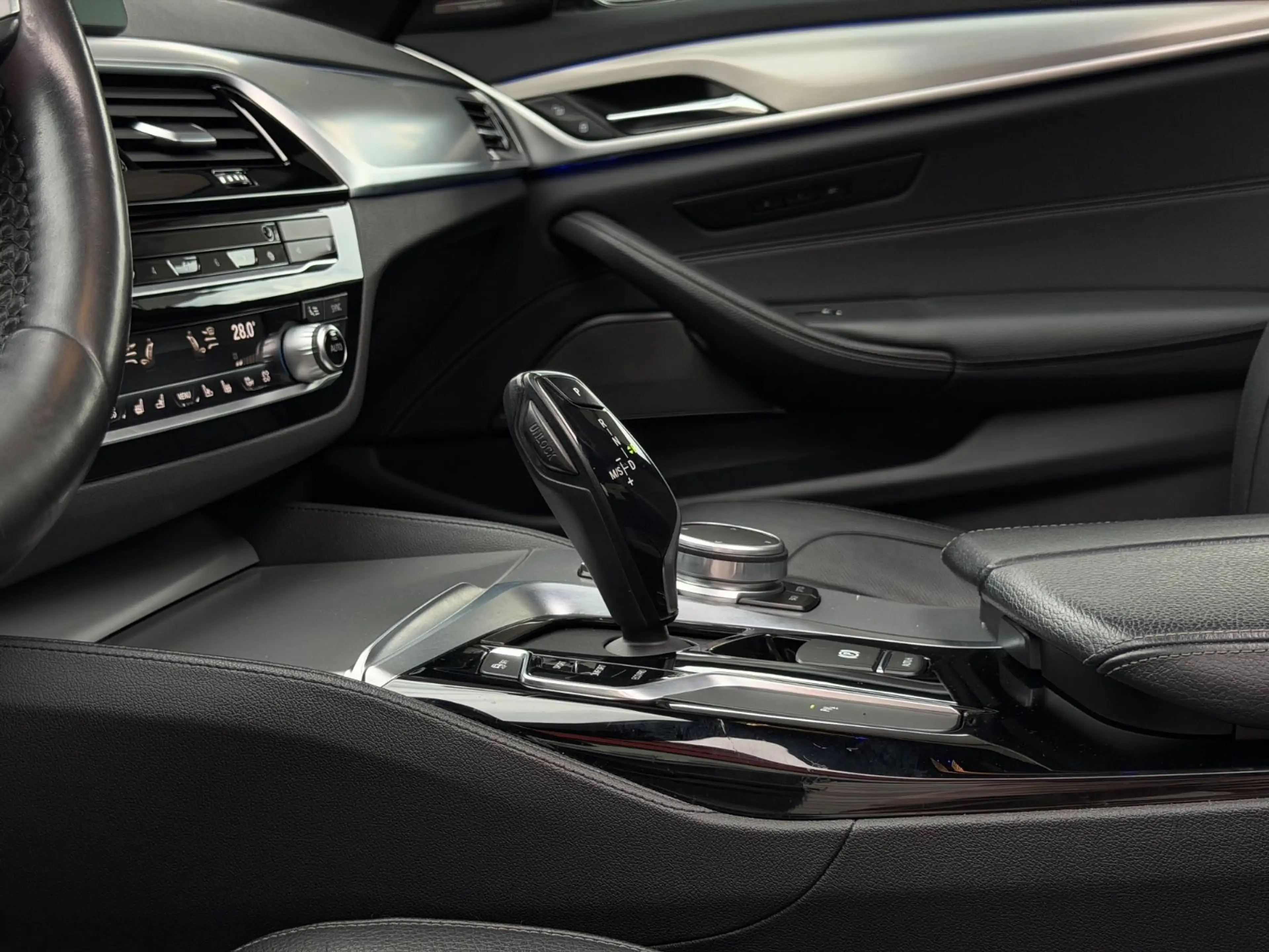 BMW 550 d xDrive GLASDACH/MEMORY/SOFT-CLOSE/HUD/ — photo 14