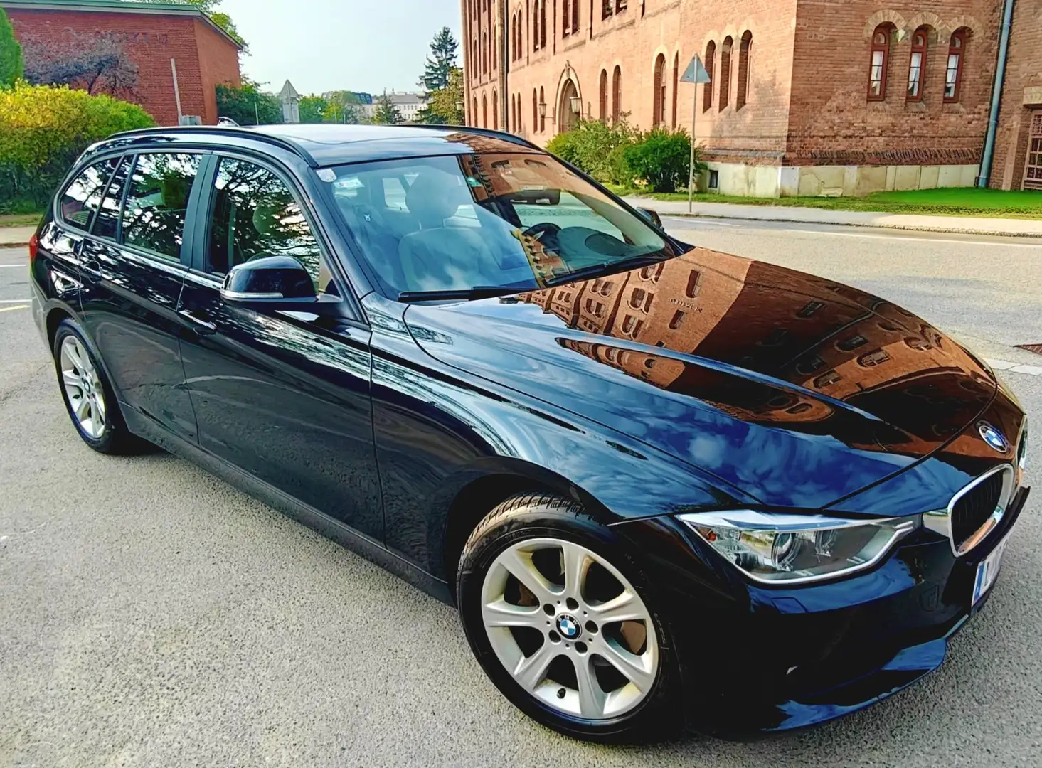 BMW 335 335d xDrive Touring Aut. Schwarz - 2