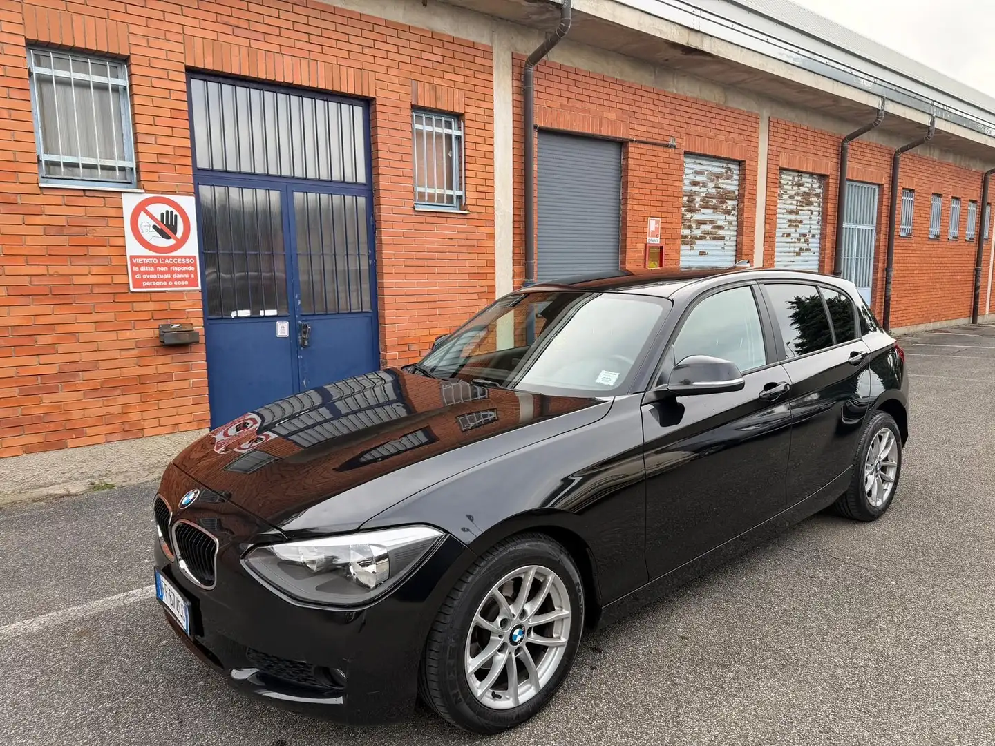 BMW 116 116d 5p eff.dynamics Urban Zwart - 1
