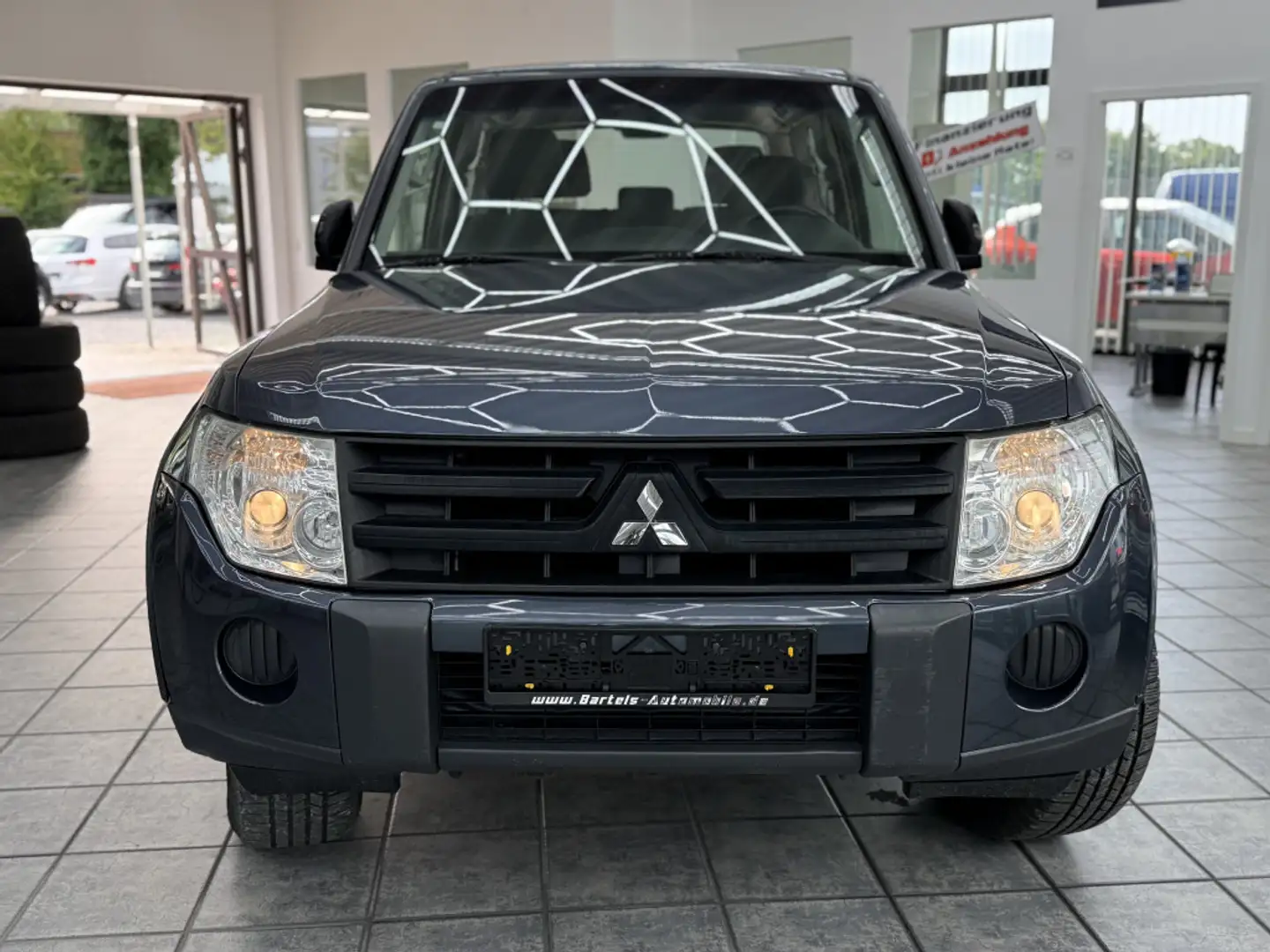 Mitsubishi Pajero 3.2 DI-D Invite Autom., AHK, Klimaautom. Grey - 2
