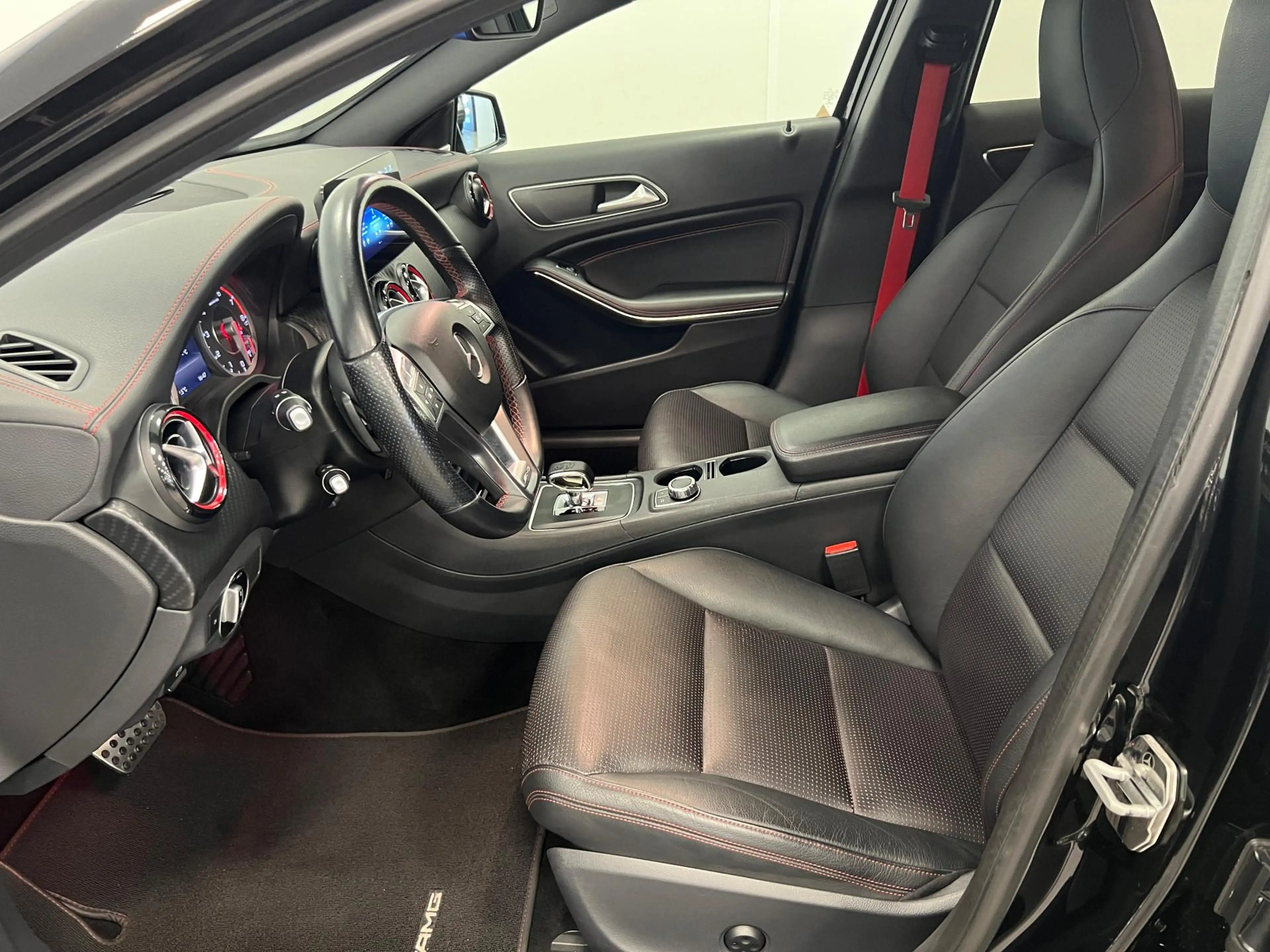 Mercedes-Benz A 45 AMG 4MATIC / EDITION1 / CRUISE.C / STOELVERW. / LEDER — photo 10