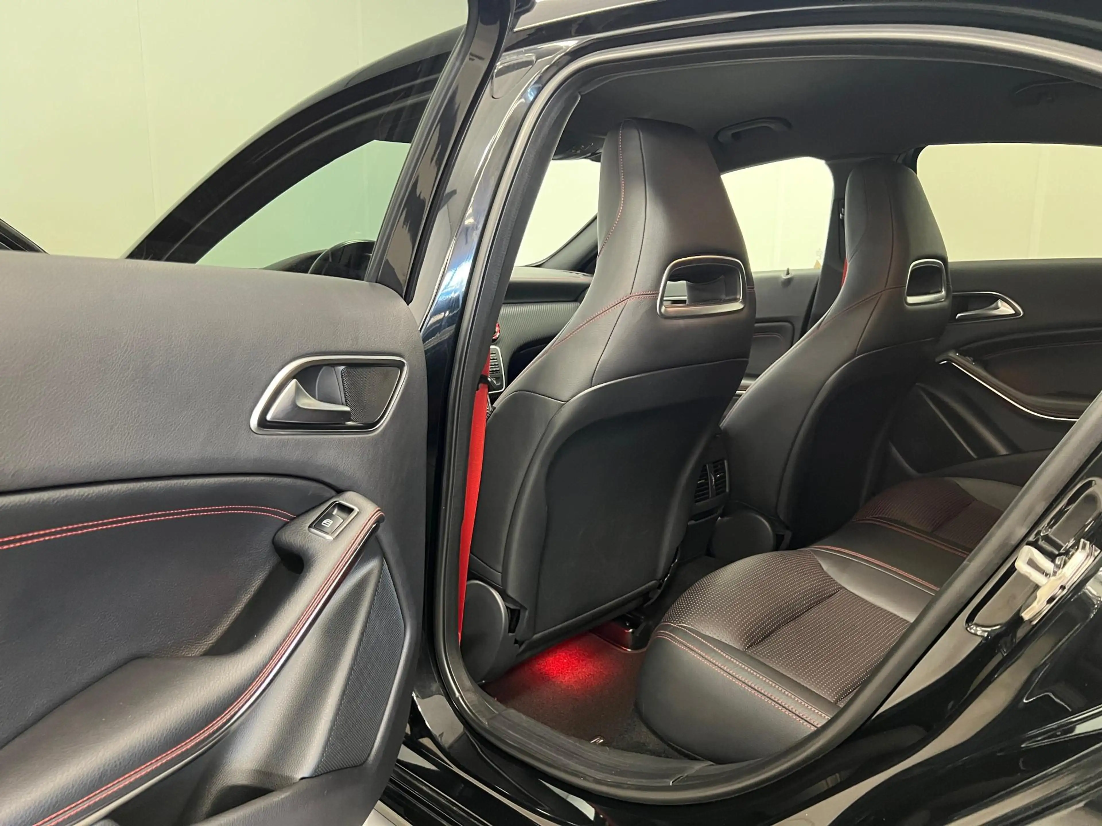 Mercedes-Benz A 45 AMG 4MATIC / EDITION1 / CRUISE.C / STOELVERW. / LEDER — photo 15