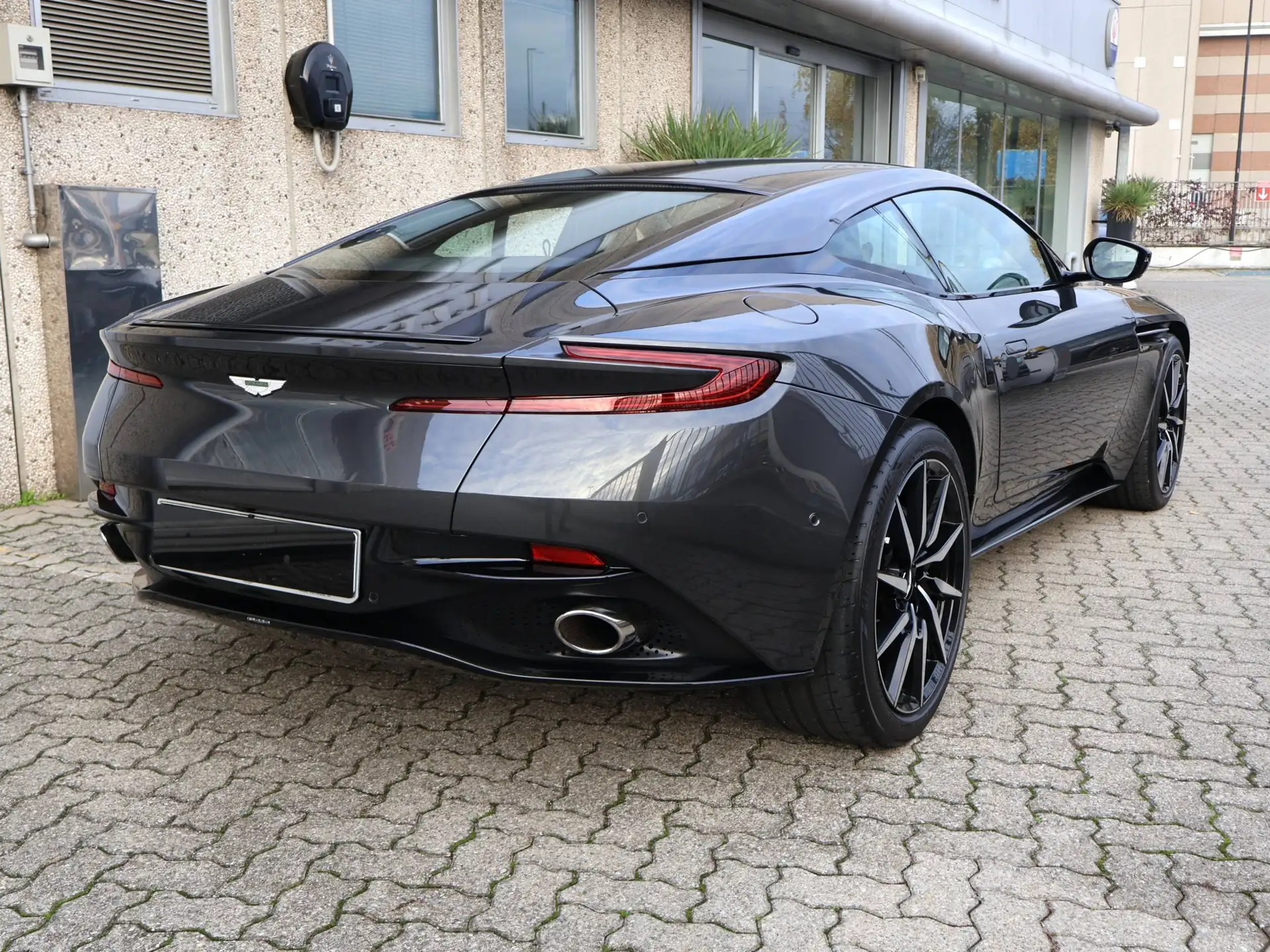 애스턴마틴 DB11 2017 건메탈 사진 5
