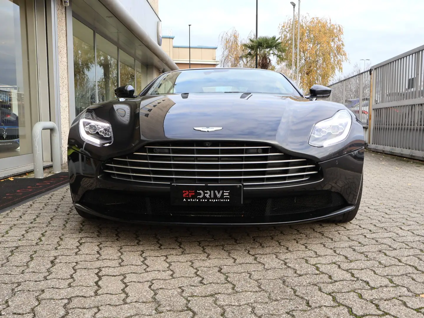 Aston Martin DB11 5.2 V12 AMR Grau - 2