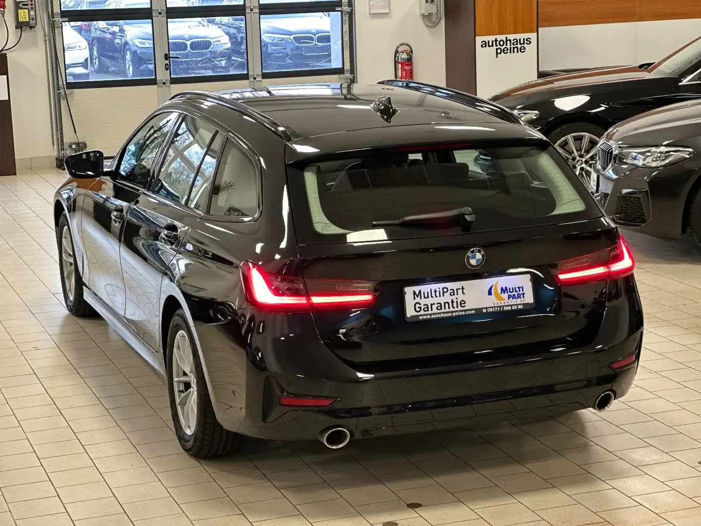 BMW 320 i Sport Line SAG/Stop&Go/Park&Driv&BremsAssis Schwarz - 2