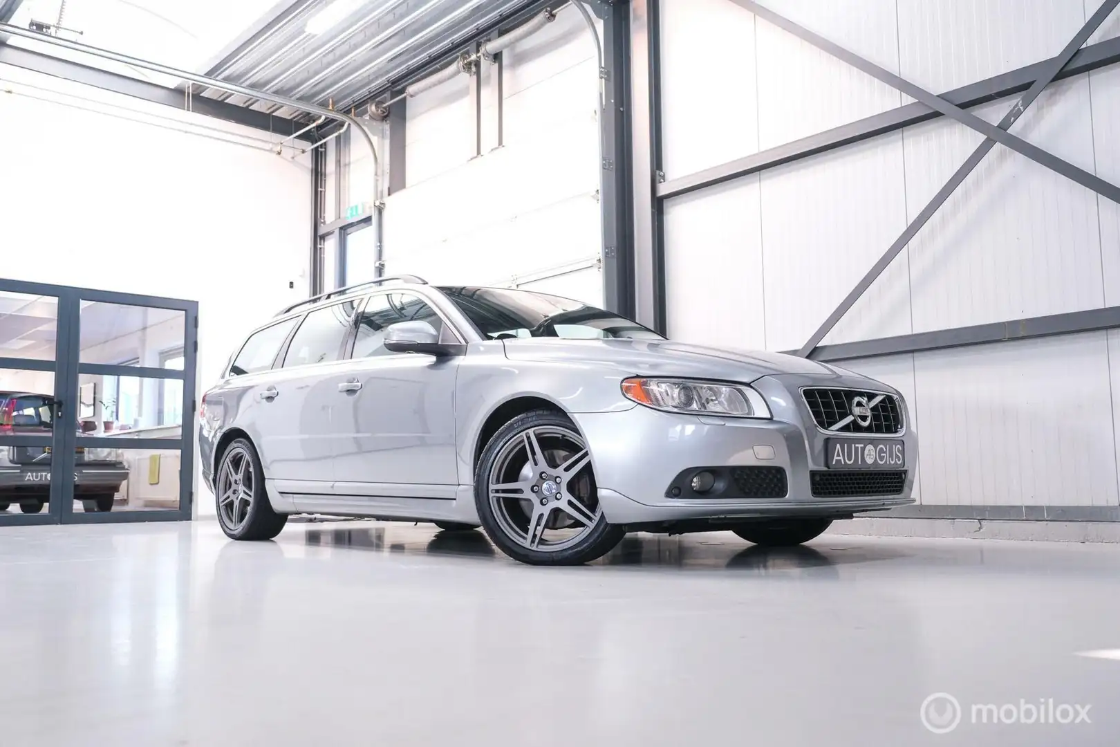 Volvo V70 2.0 D4 Summum | 5 cilinder | Automaat | Trekhaak | Grijs - 1