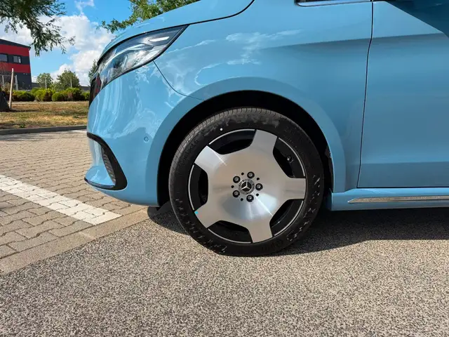 Mercedes-Benz V 300 view 3