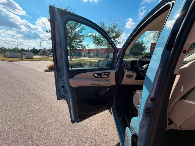 Mercedes-Benz V 300 view 15
