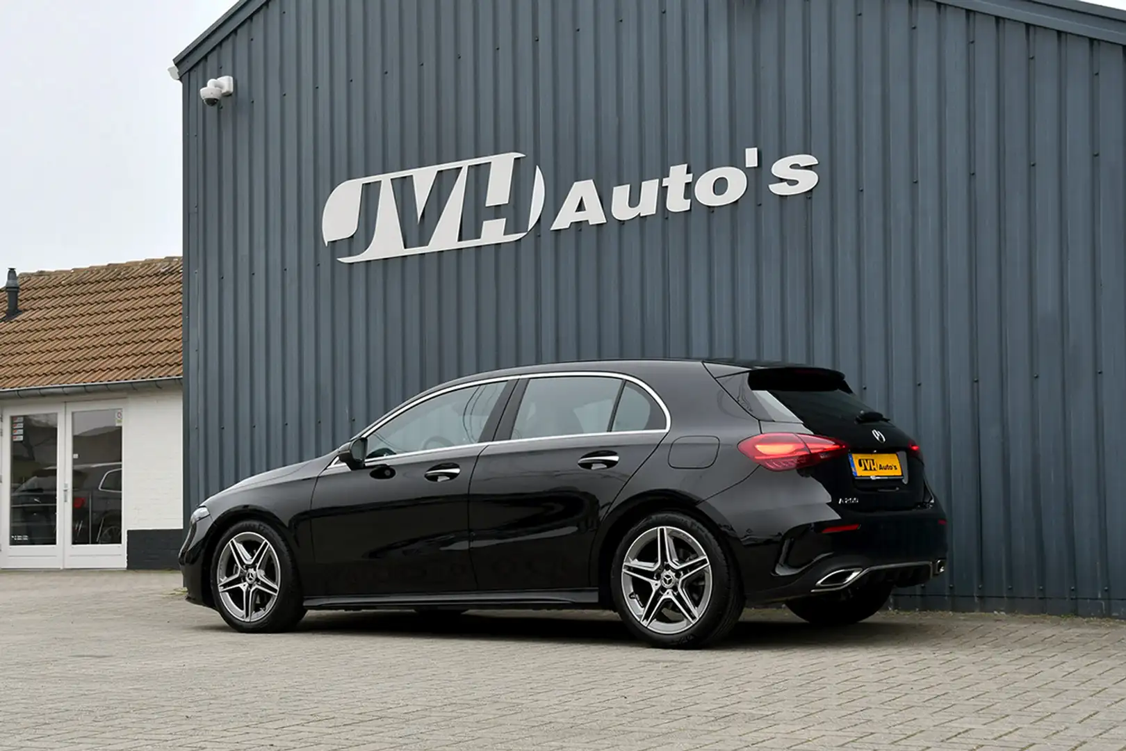 Mercedes-Benz A 200 177pk MHEV 7G-DCT AMG Line 04-2024 | WideScreen | Zwart - 2