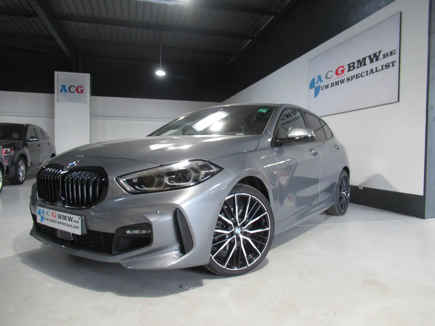 BMW 118 i A Elektr Kuipstoel Pano Navi Full LED Carplay HU Gris - 2
