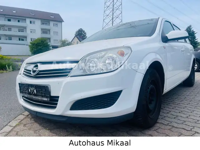 Opel Astra view 3