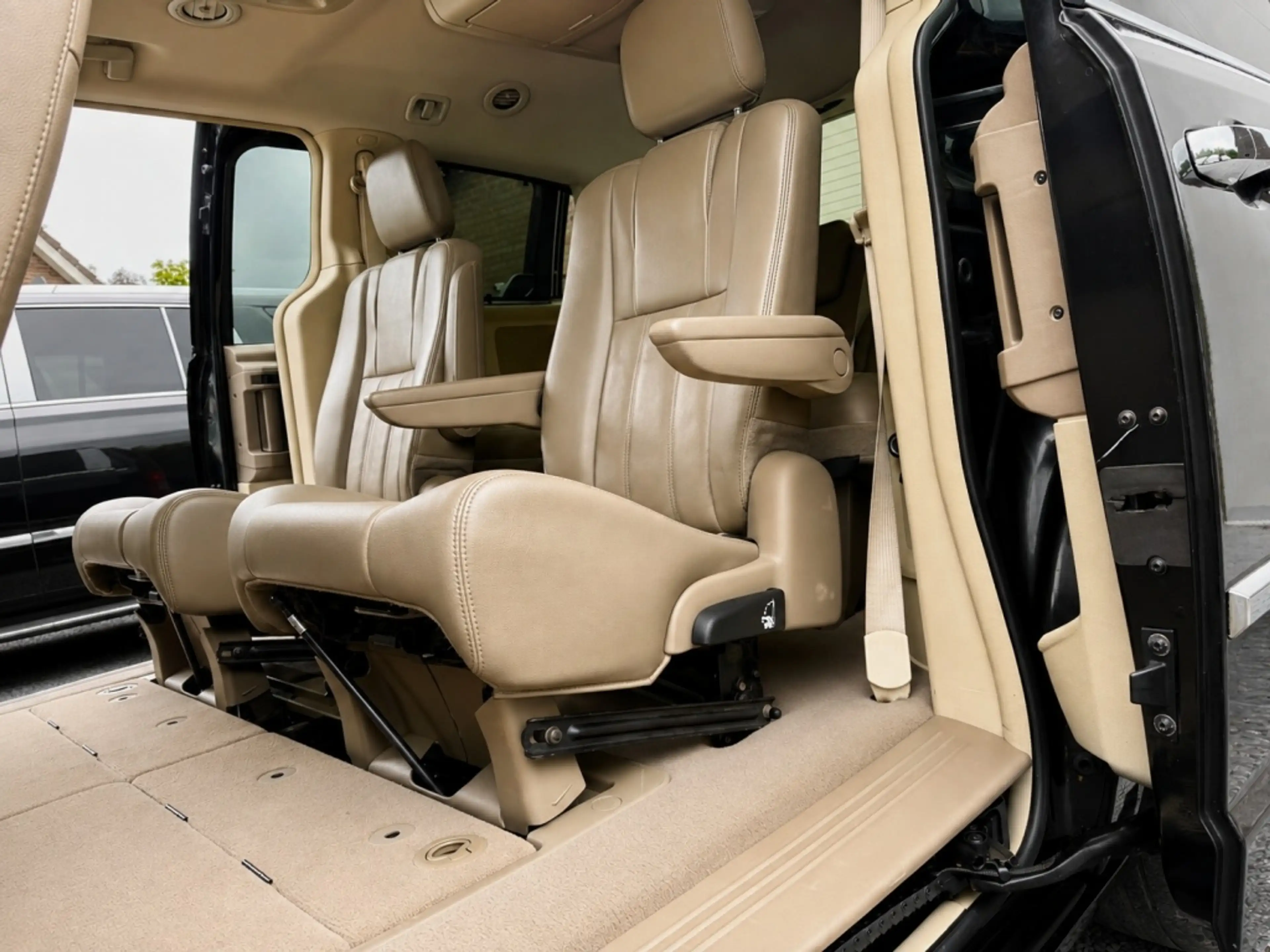 Chrysler Grand Voyager 3.8 V6 Limited — photo 14