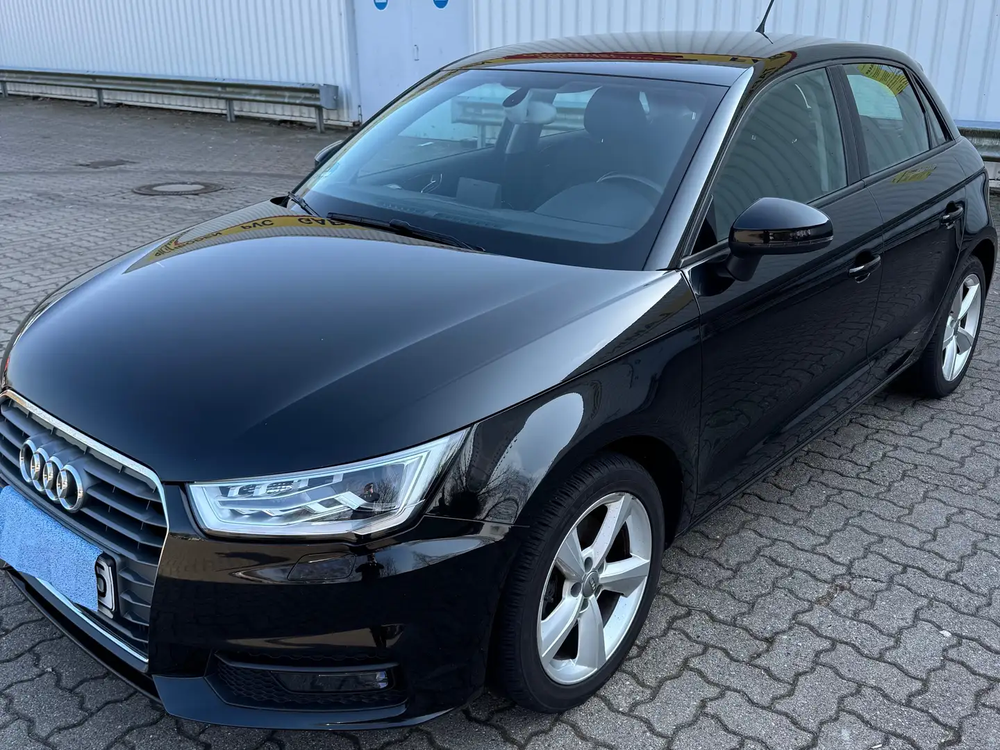 Audi A1 A1 1.6 TDI Sportback design Schwarz - 2