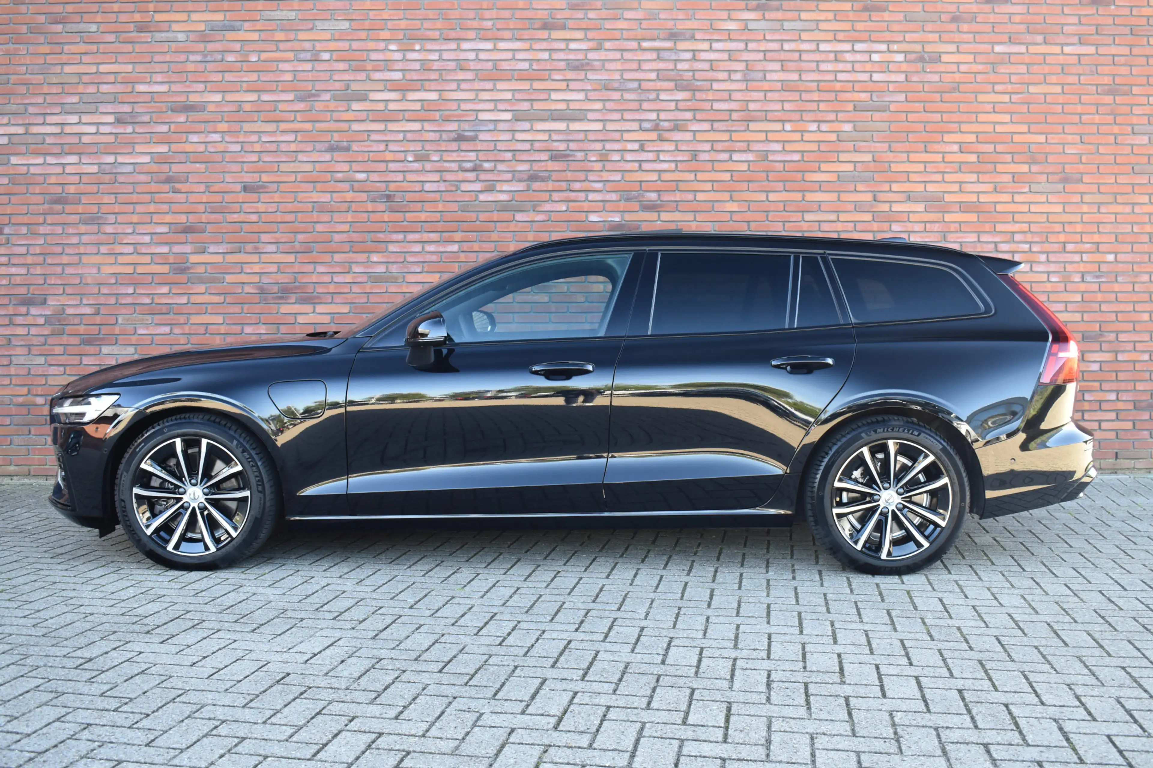 Volvo V60 T8 455PK Plug-in hybrid AWD Plus Dark | trekhaak | — photo 11