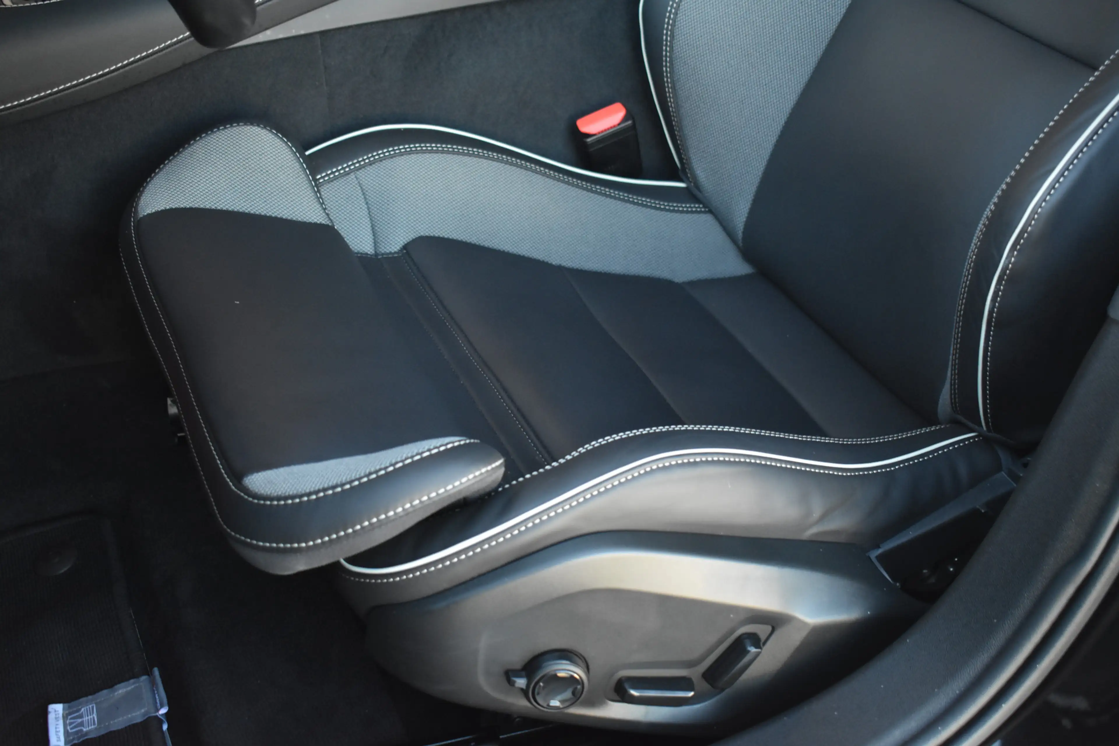 Volvo V60 T8 455PK Plug-in hybrid AWD Plus Dark | trekhaak | — photo 6