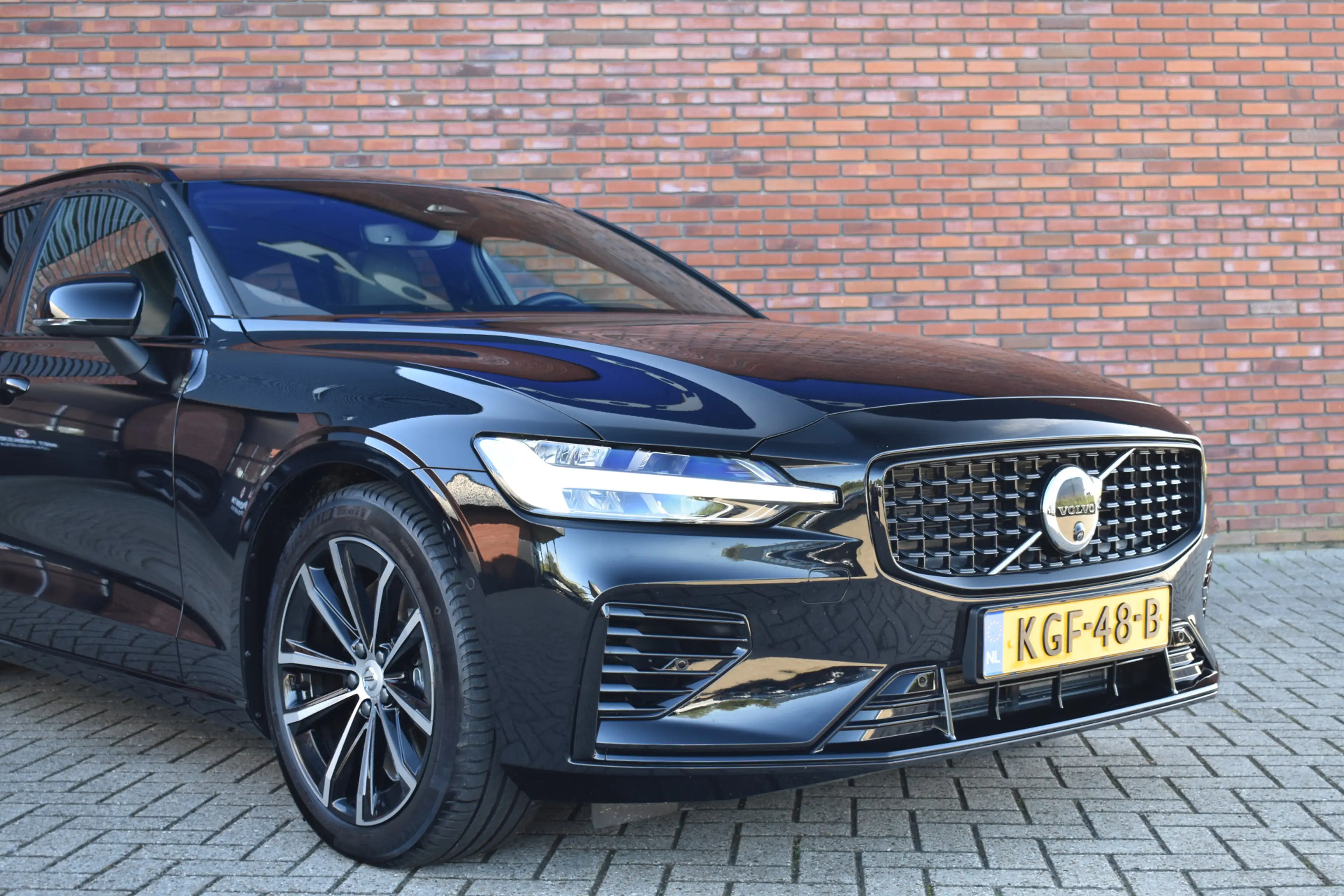 Volvo V60 T8 455PK Plug-in hybrid AWD Plus Dark | trekhaak | — photo 2