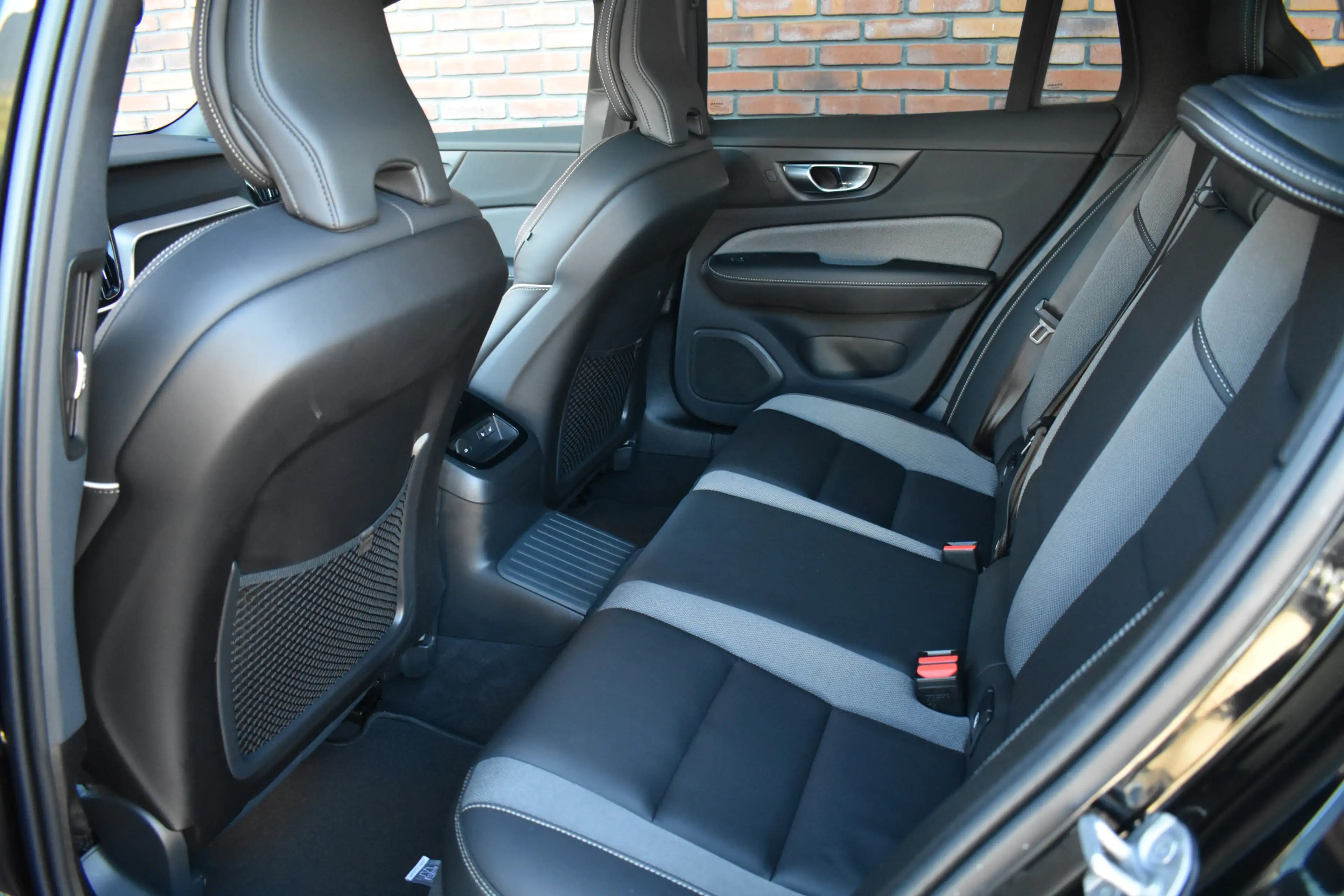 Volvo V60 T8 455PK Plug-in hybrid AWD Plus Dark | trekhaak | — photo 8