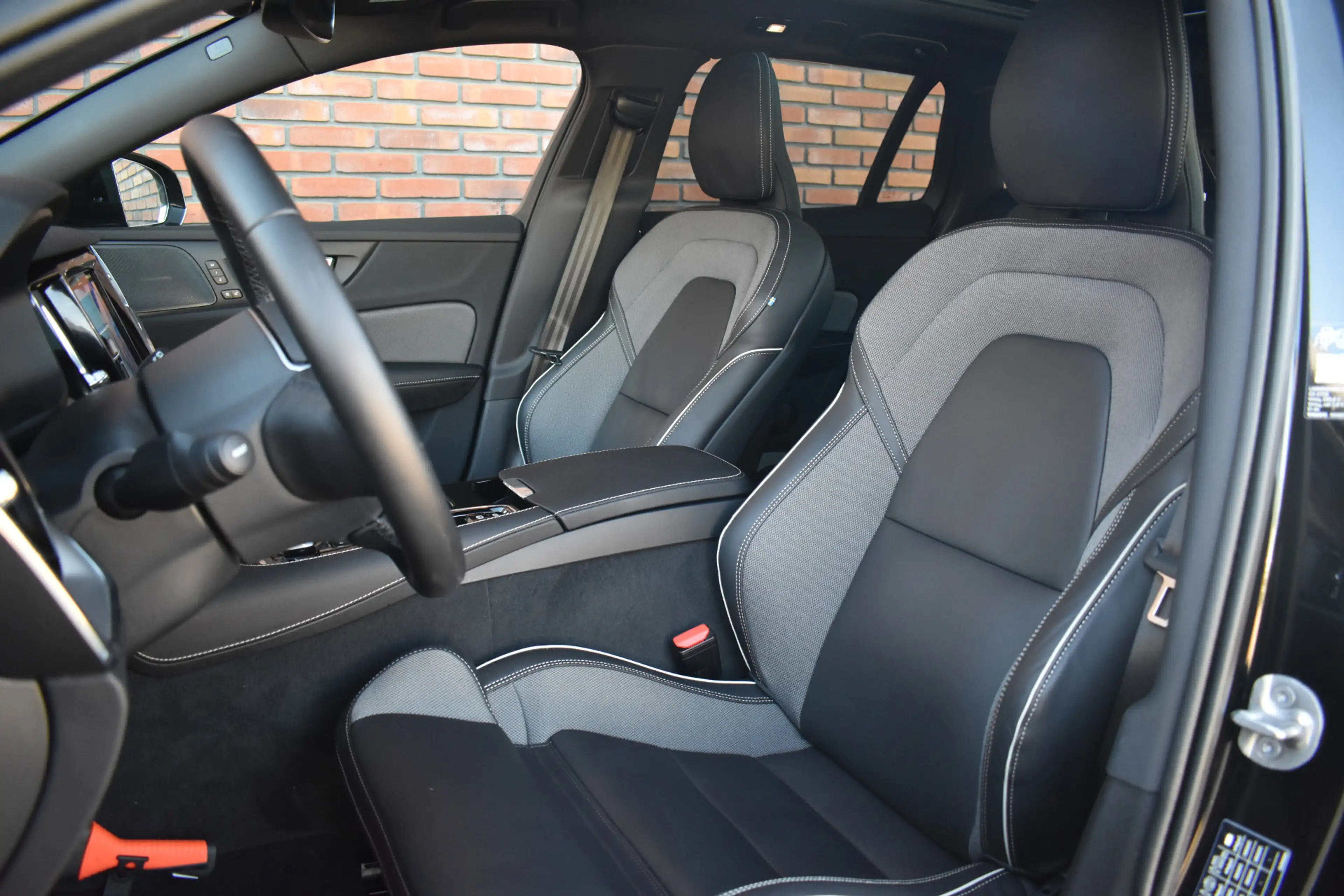 Volvo V60 T8 455PK Plug-in hybrid AWD Plus Dark | trekhaak | — photo 7