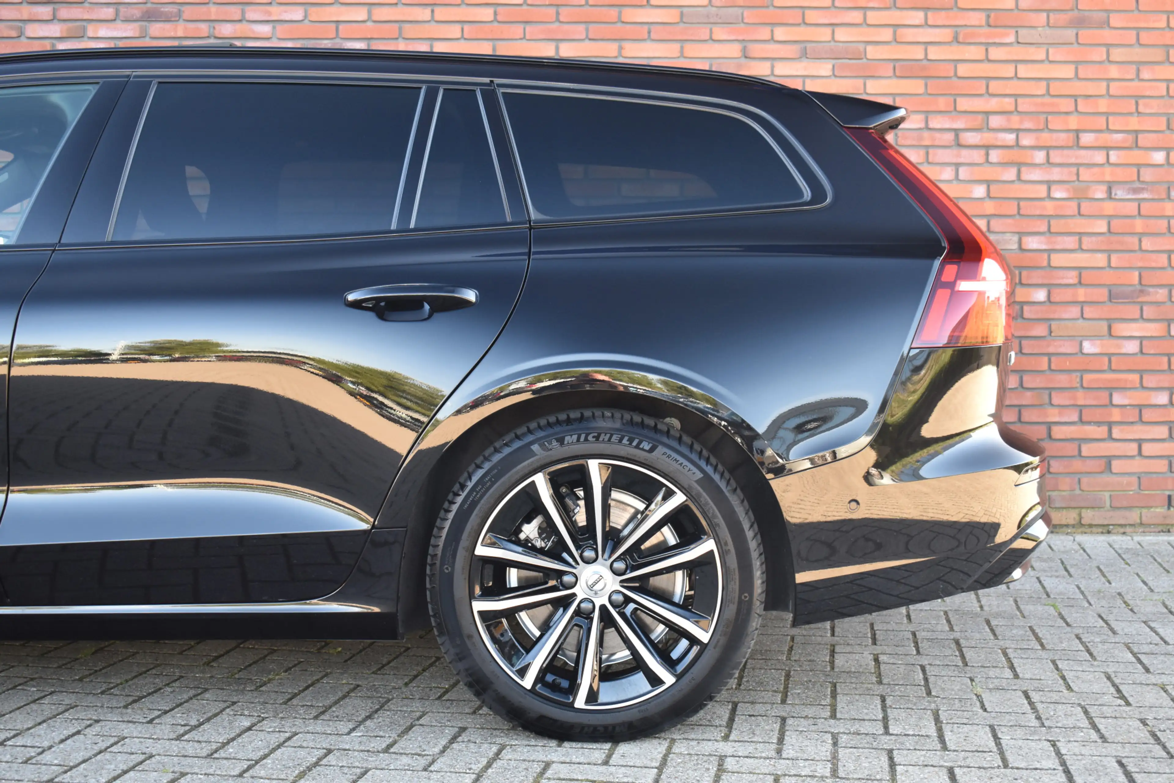 Volvo V60 T8 455PK Plug-in hybrid AWD Plus Dark | trekhaak | — photo 13