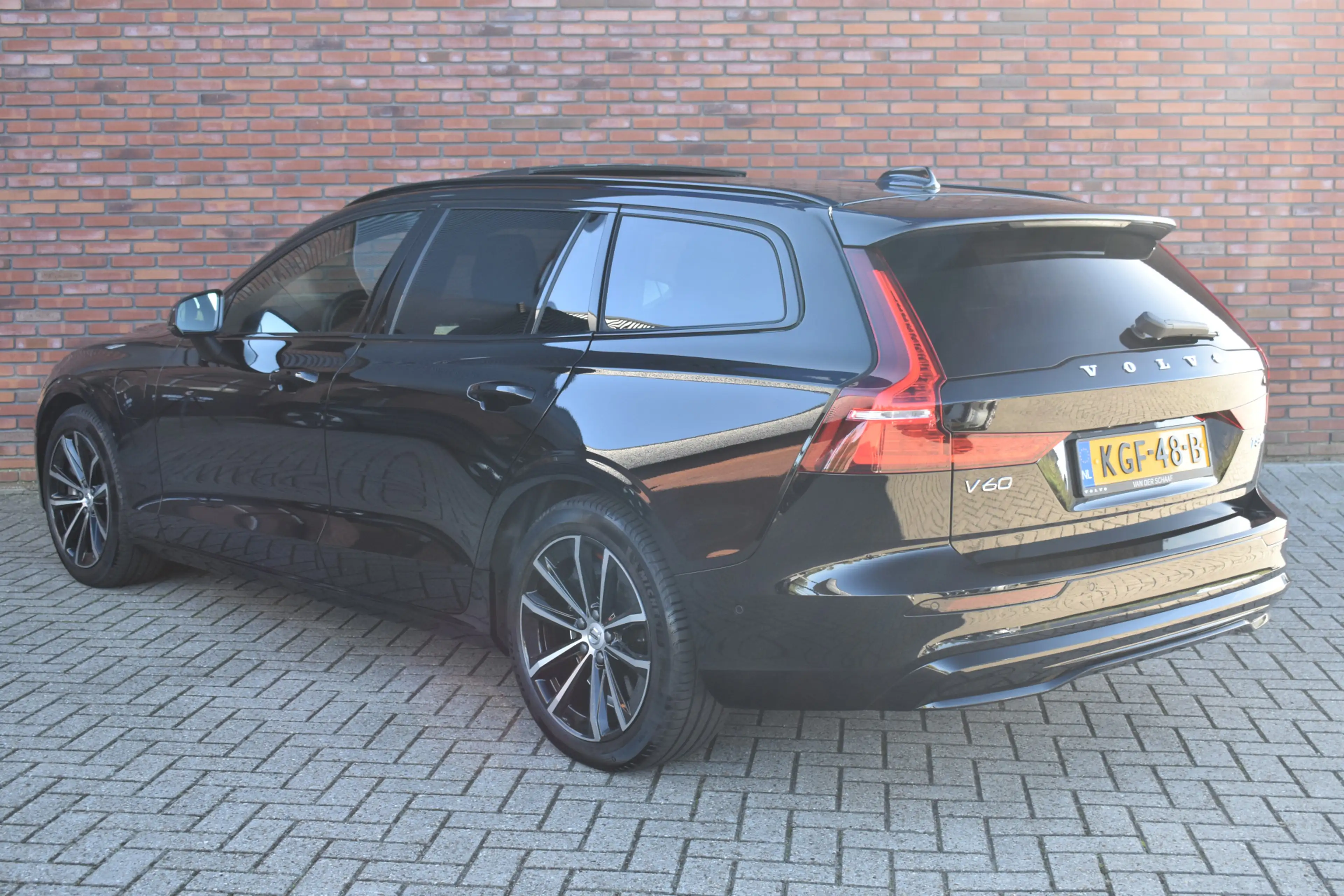 Volvo V60 T8 455PK Plug-in hybrid AWD Plus Dark | trekhaak | — photo 4