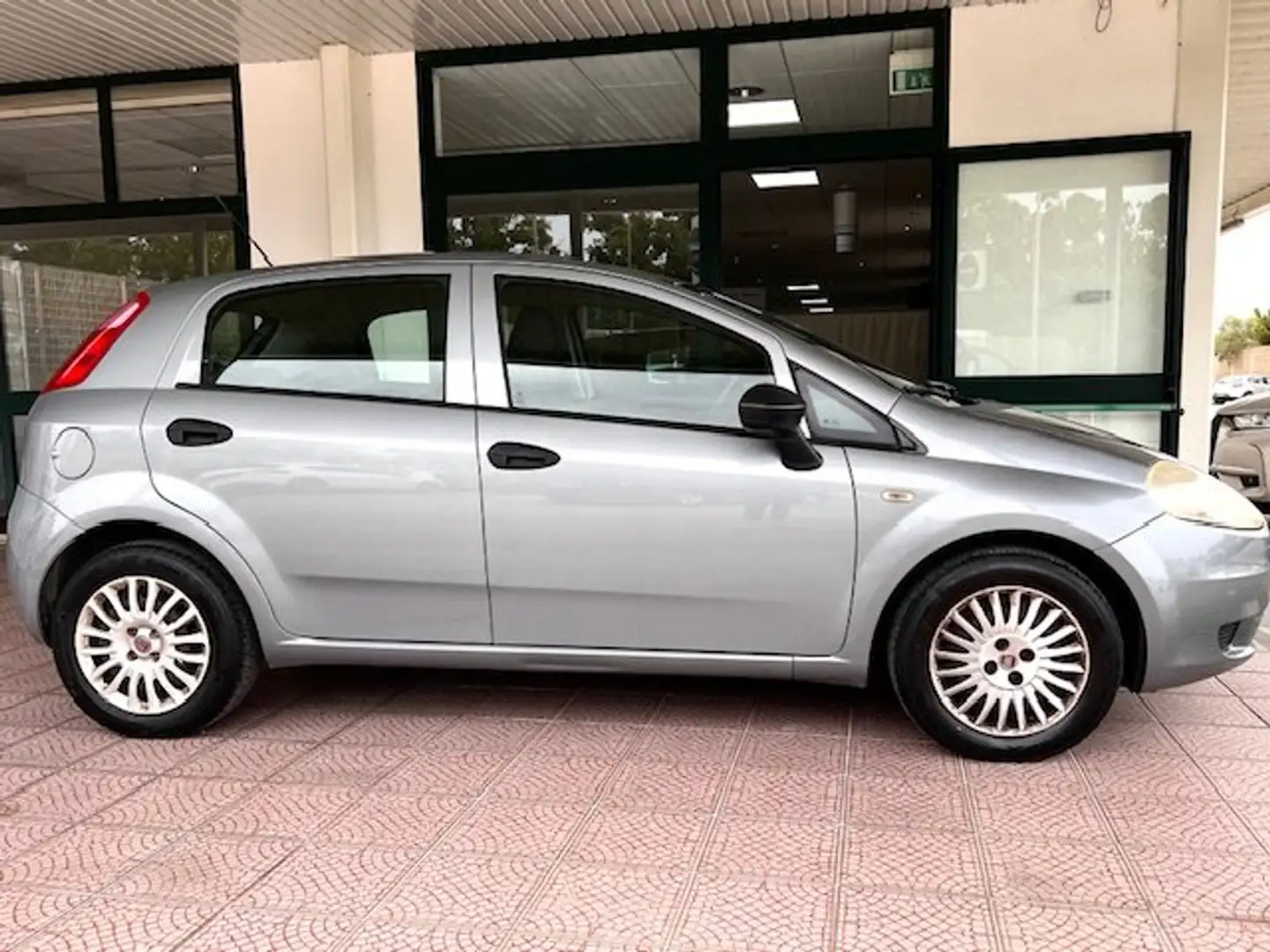 Fiat Grande Punto Grande Punto III 2005 5p 1.3 mjt 16v Actual s Grijs - 2