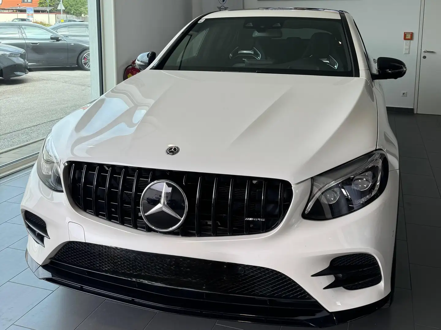 Mercedes-Benz GLC 43 AMG Coupé 4MATIC mit außergewöhnlich umfangreicher Sonderausstattung im ursprünglichen Wert von rund € 25.000. Weiß - 1